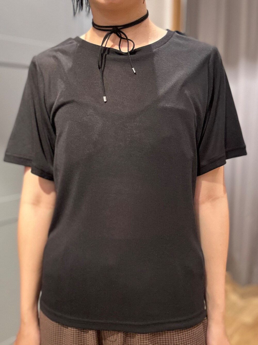 ブラウン系のセットアップ、ブラック系のTシャツ/カットソー、ブラック系のショルダーバッグを着用したレディースの夏コーディネートの7枚目の写真