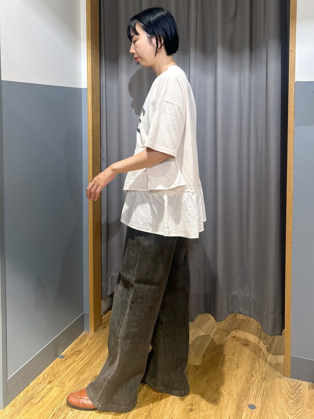 ホワイト系のTシャツ/カットソー、ブラウン系のその他パンツ、ブラウン系のショルダーバッグを着用したレディースの夏コーディネートの2枚目の写真
