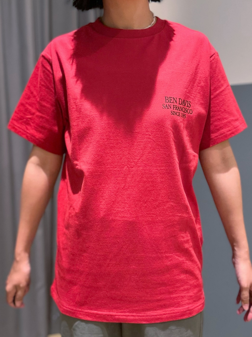グレー系のテーラードジャケット、レッド系のTシャツ/カットソー、グレー系のその他パンツを着用したレディースの夏コーディネートの5枚目の写真
