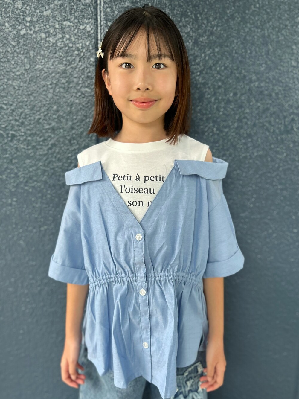 ブルー系のシャツ/ブラウス、ブルー系のその他パンツを着用したキッズの秋コーディネートの4枚目の写真