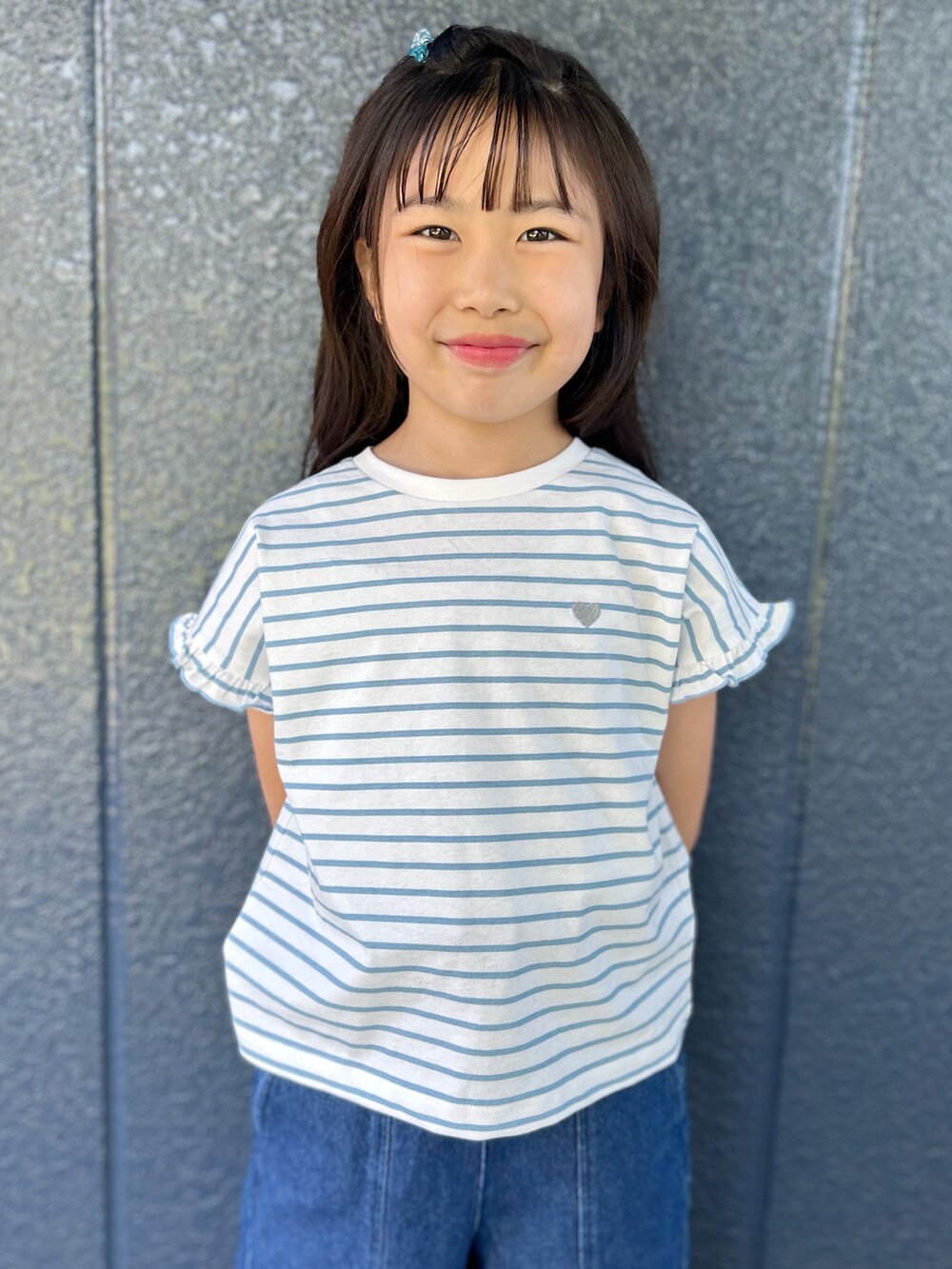 ブルー系のTシャツ/カットソー、ブルー系のデニムパンツ、ブラック系のショルダーバッグを着用したレディースの春コーディネートの5枚目の写真