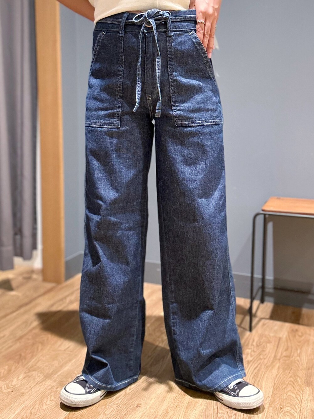 ホワイト系のTシャツ/カットソー、ブルー系のデニムパンツ、グリーン系のショルダーバッグを着用したレディースの夏コーディネートの6枚目の写真