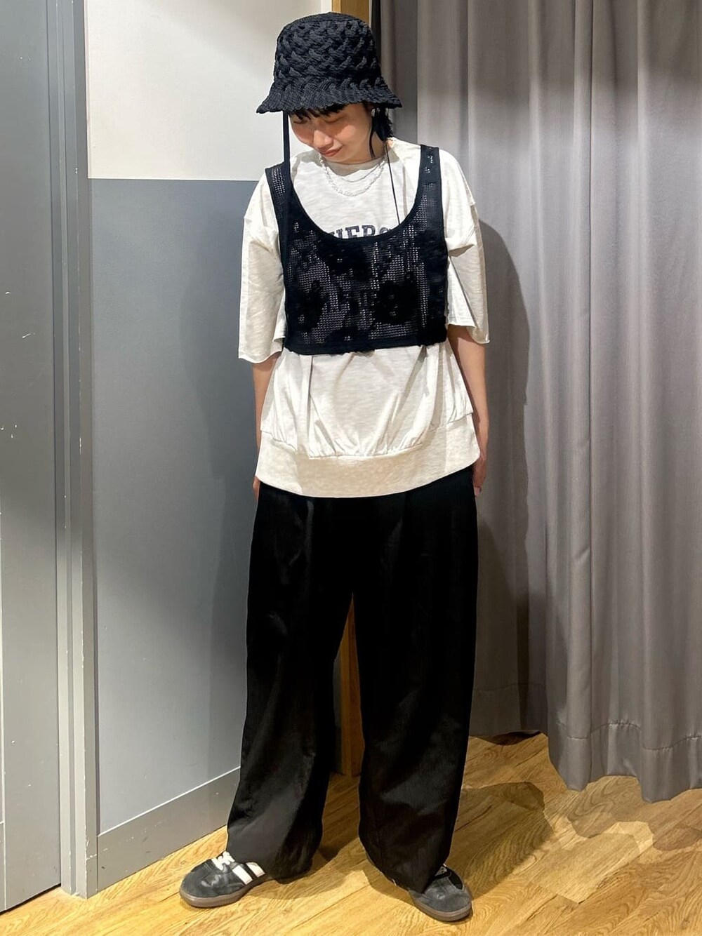 ホワイト系のTシャツ/カットソー、ブラック系のベスト、ブラック系のその他パンツを着用したレディースの春コーディネートの2枚目の写真