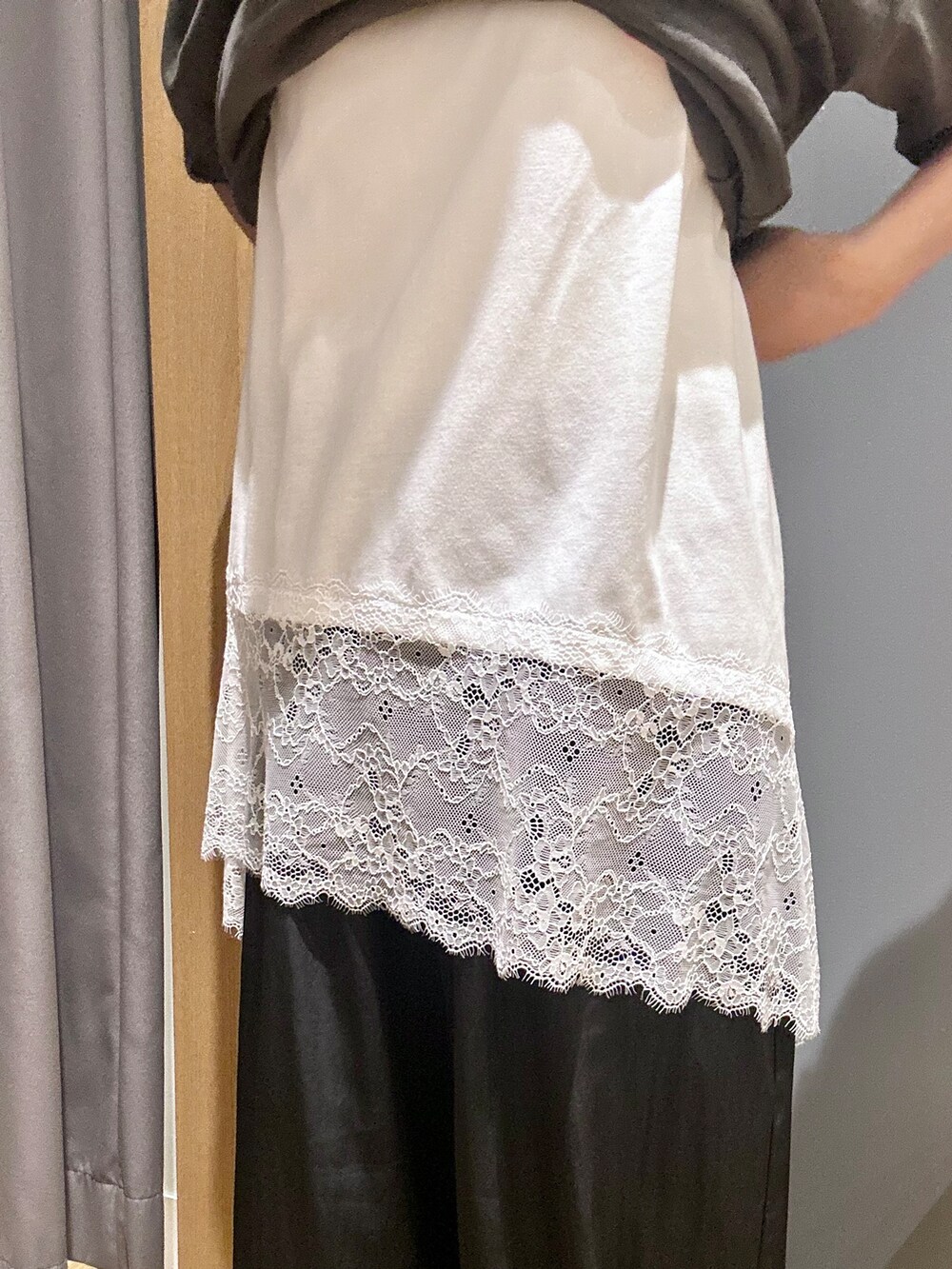グレー系のTシャツ/カットソー、ホワイト系のTシャツ/カットソー、ブラック系のその他パンツを着用したレディースの夏コーディネートの6枚目の写真