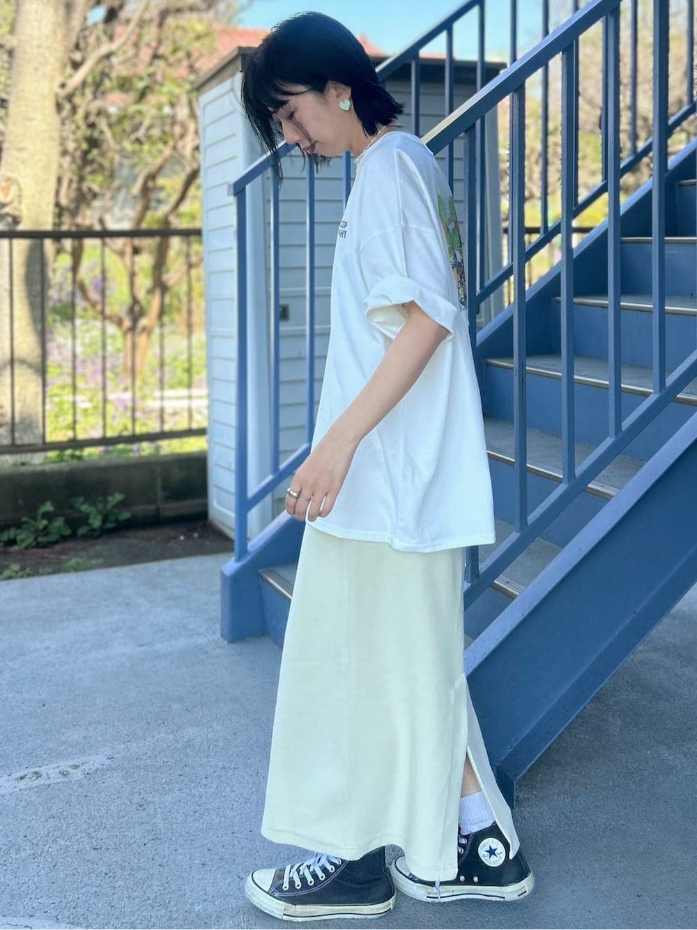 ホワイト系のTシャツ/カットソー、イエロー系のスカート、ホワイト系のTシャツ/カットソーを着用したレディースの春コーディネートの4枚目の写真