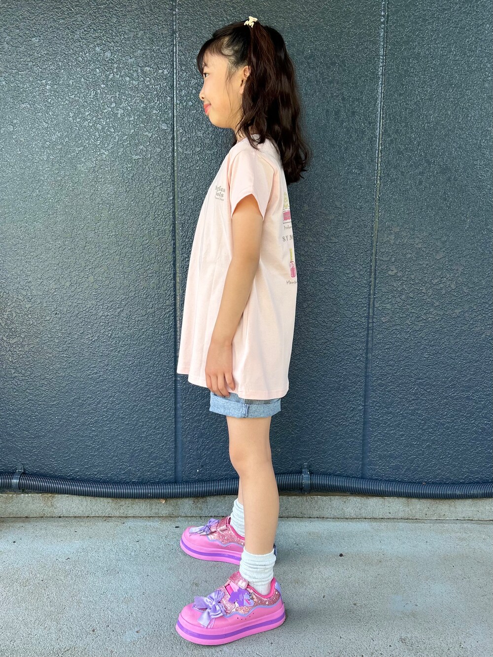 ブルー系のその他パンツ、ピンク系のTシャツ/カットソー、ピンク系のショルダーバッグを着用したキッズの春コーディネートの3枚目の写真