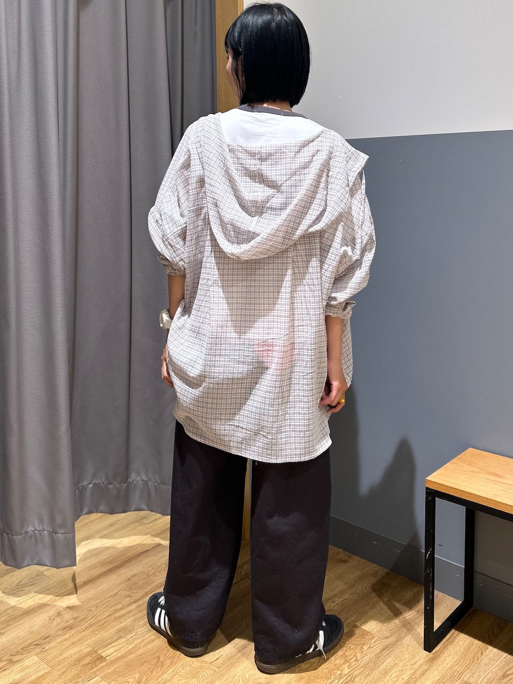グレー系のTシャツ/カットソー、ブラック系のシャツ/ブラウス、グレー系のその他パンツを着用したレディースの夏コーディネートの3枚目の写真