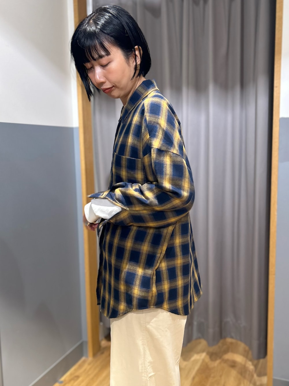 ブルー系のシャツ/ブラウス、ホワイト系のシャツ/ブラウス、ホワイト系のその他パンツを着用したレディースの秋コーディネートの6枚目の写真
