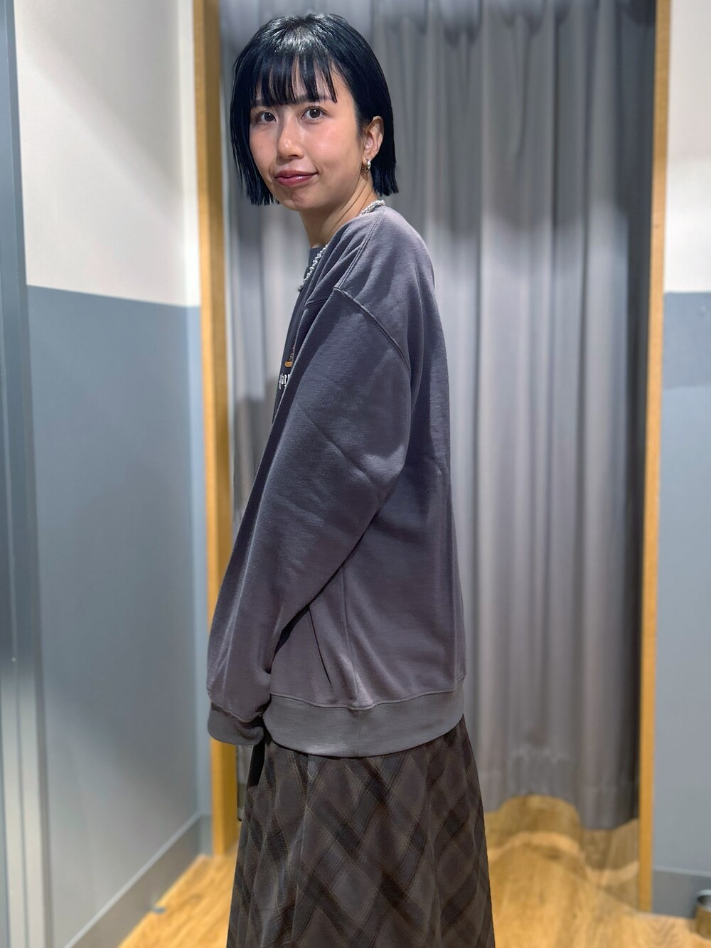 ブラック系のニット/セーター、ブラック系のTシャツ/カットソー、ブラック系のその他パンツを着用したレディースの秋コーディネートの5枚目の写真