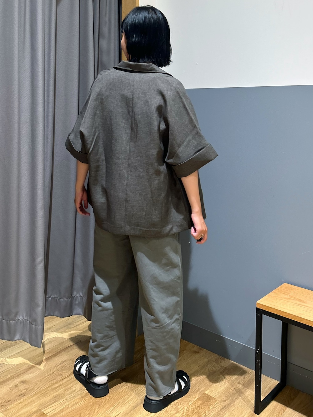 グレー系のテーラードジャケット、レッド系のTシャツ/カットソー、グレー系のその他パンツを着用したレディースの夏コーディネートの3枚目の写真