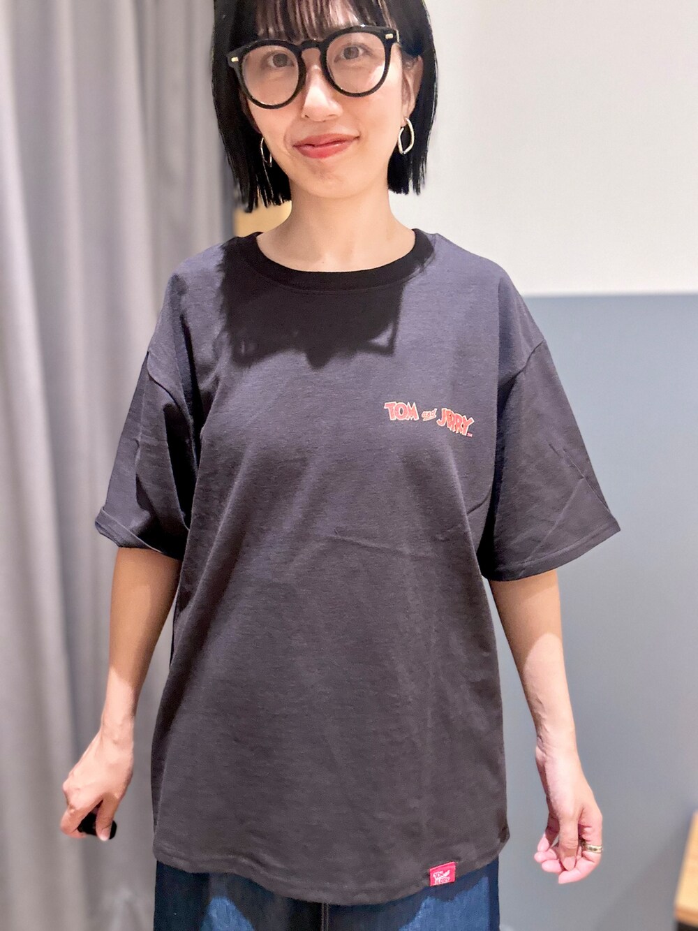 ブラック系のTシャツ/カットソー、グレー系のシャツ/ブラウス、ブルー系のスカートを着用したレディースの夏コーディネートの4枚目の写真