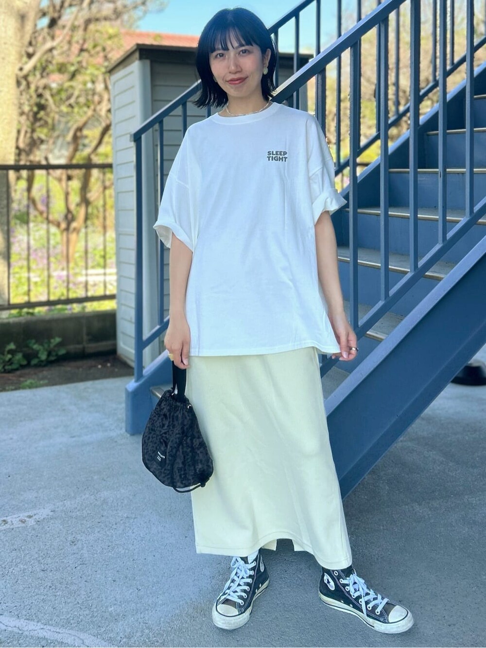 ホワイト系のTシャツ/カットソー、イエロー系のスカート、ホワイト系のTシャツ/カットソーを着用したレディースの春コーディネートの3枚目の写真