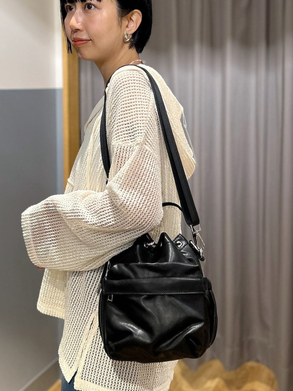 ブルー系のその他パンツ、ホワイト系のTシャツ/カットソー、ホワイト系のタンクトップを着用したレディースの夏コーディネートの8枚目の写真