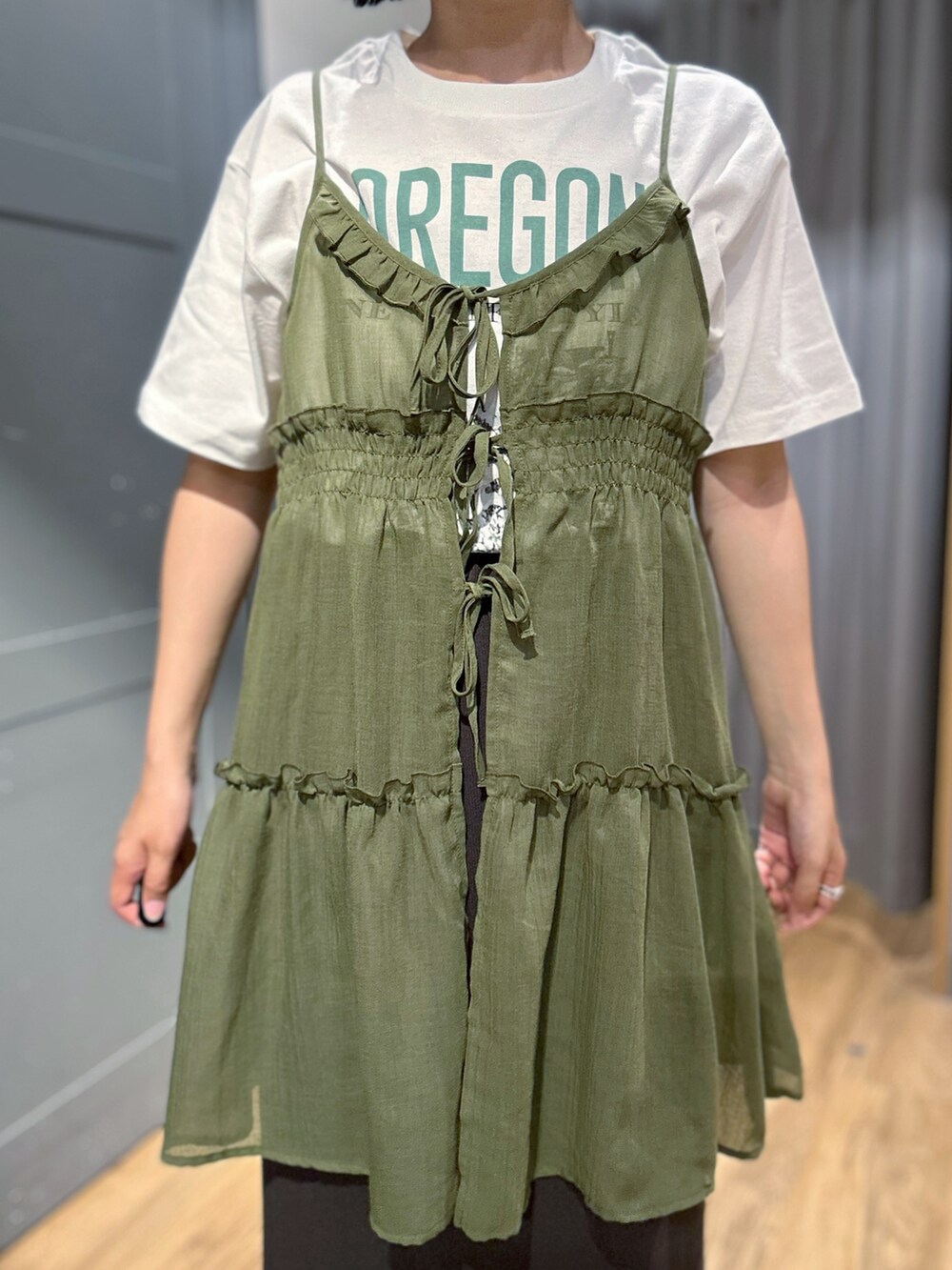 ホワイト系のTシャツ/カットソー、ブラウン系のベスト、ブラック系のハットを着用したレディースの春コーディネートの4枚目の写真