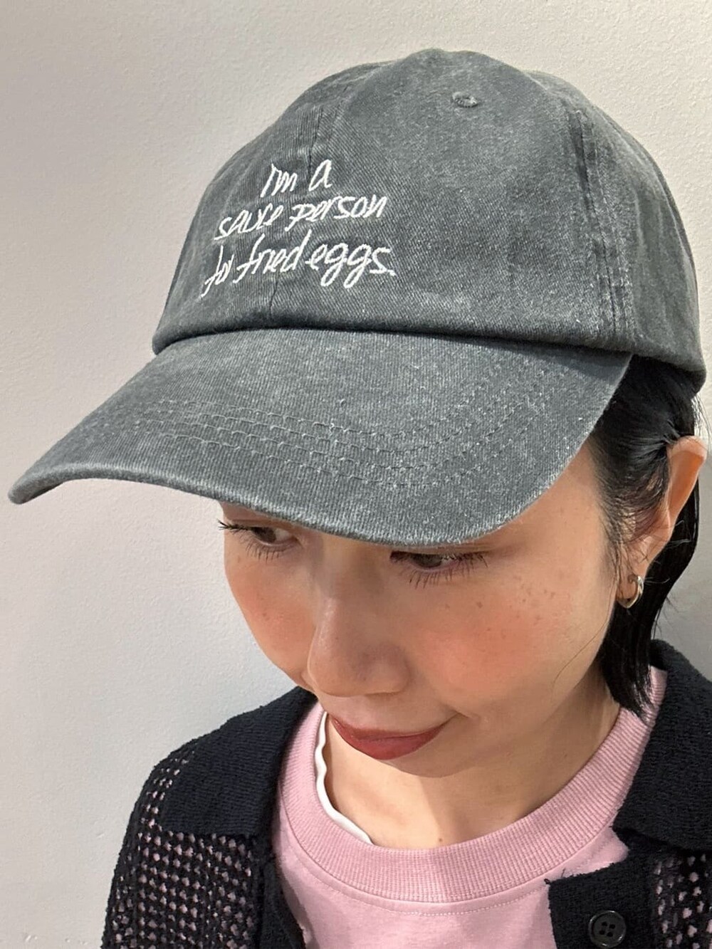 ピンク系のTシャツ/カットソー、ブラック系のその他パンツ、ブラック系のカーディガン/ボレロを着用したレディースの春コーディネートの10枚目の写真