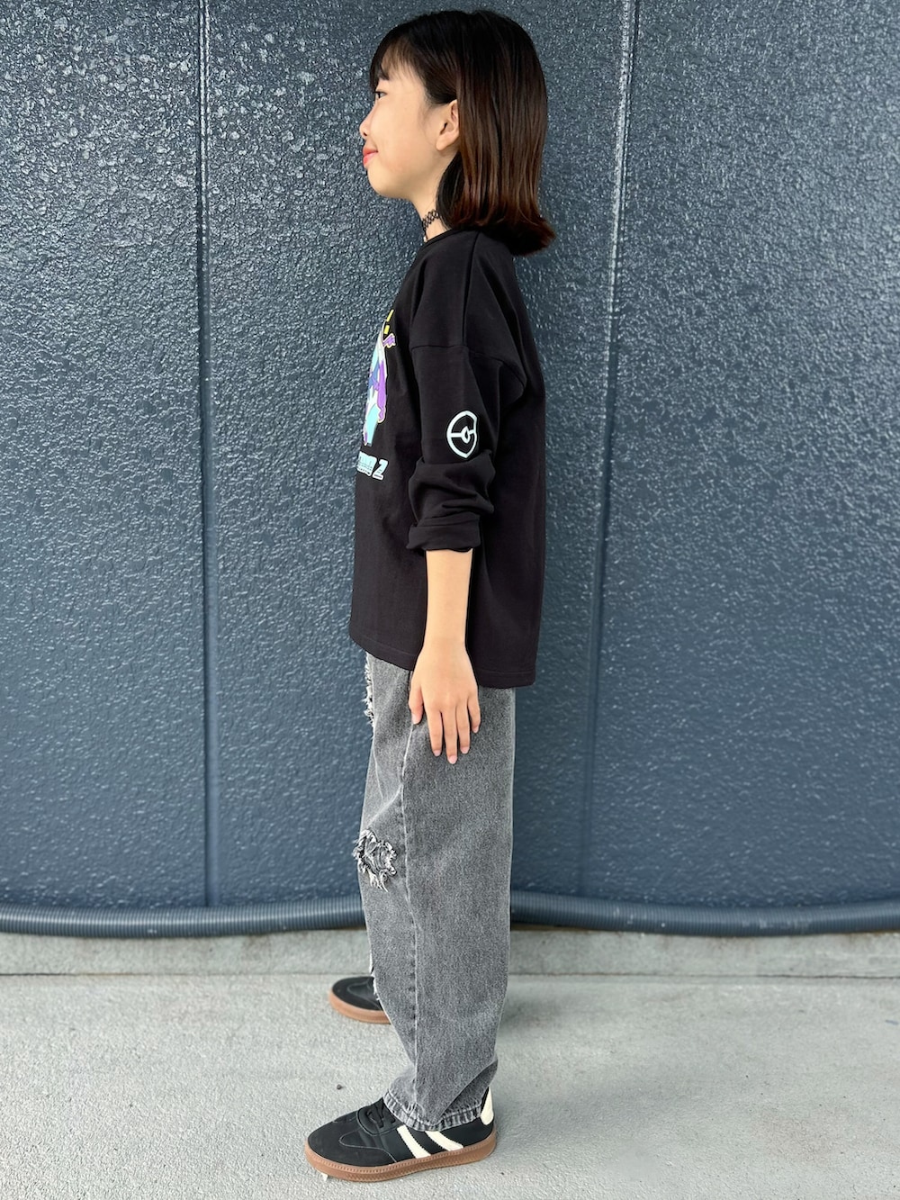 ブラック系のTシャツ/カットソー、ブラック系のその他パンツを着用したキッズの秋コーディネートの2枚目の写真