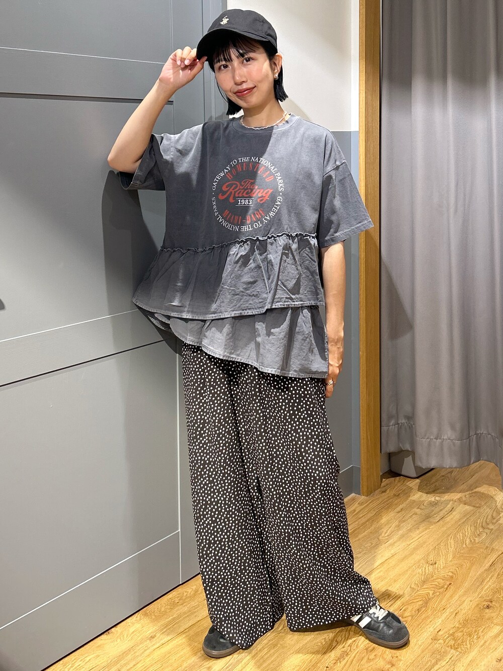 グレー系のTシャツ/カットソー、ホワイト系のその他パンツ、グレー系のショルダーバッグを着用したレディースの夏コーディネートの2枚目の写真
