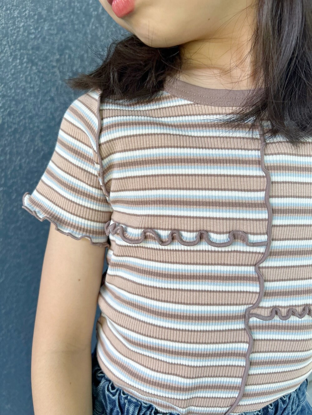 ブルー系のデニムパンツ、ブラウン系のTシャツ/カットソー、ベージュ系のキャップを着用したキッズの夏コーディネートの8枚目の写真