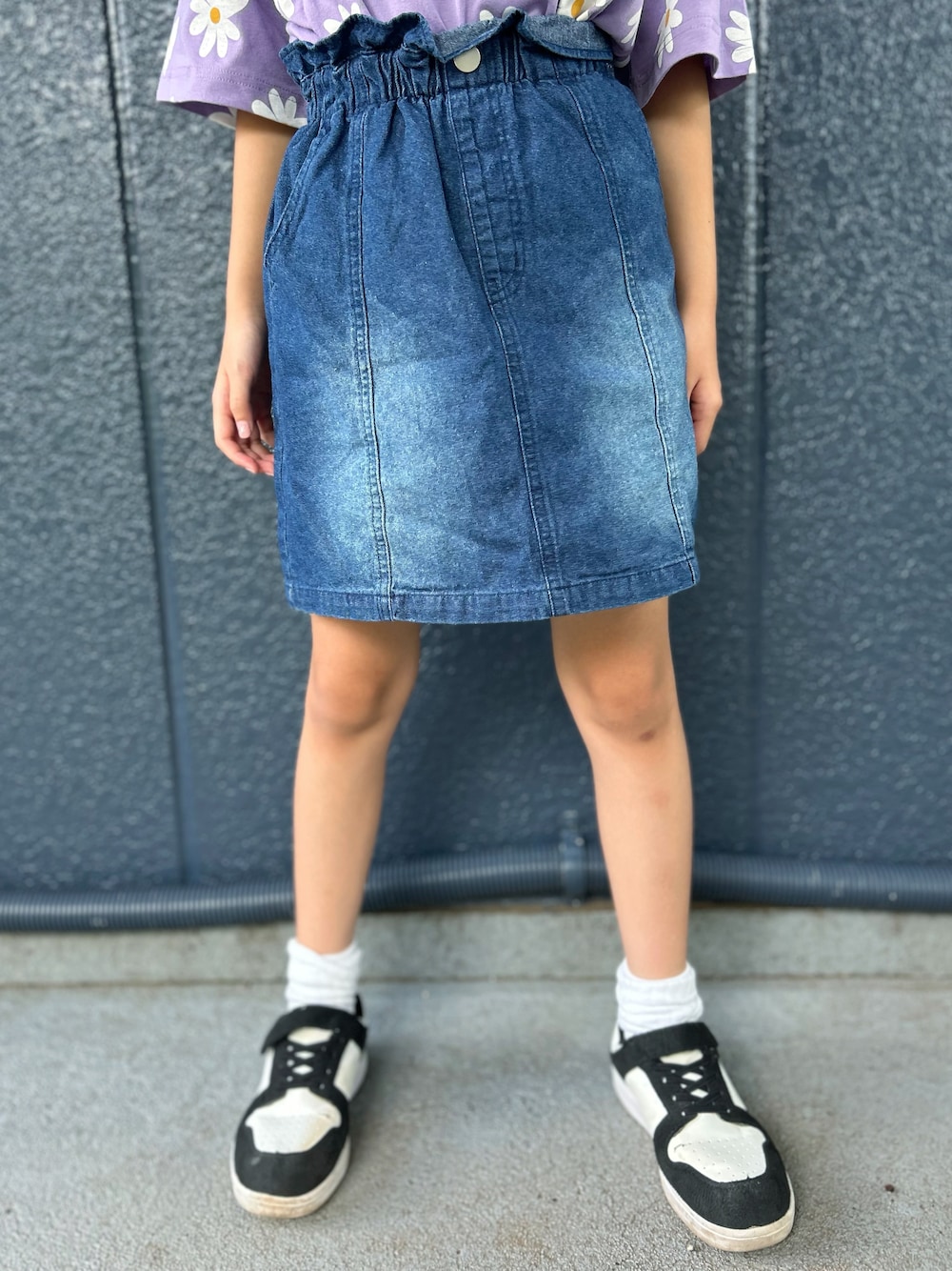 パープル系のTシャツ/カットソー、ブルー系のデニムスカートを着用したキッズの夏コーディネートの6枚目の写真