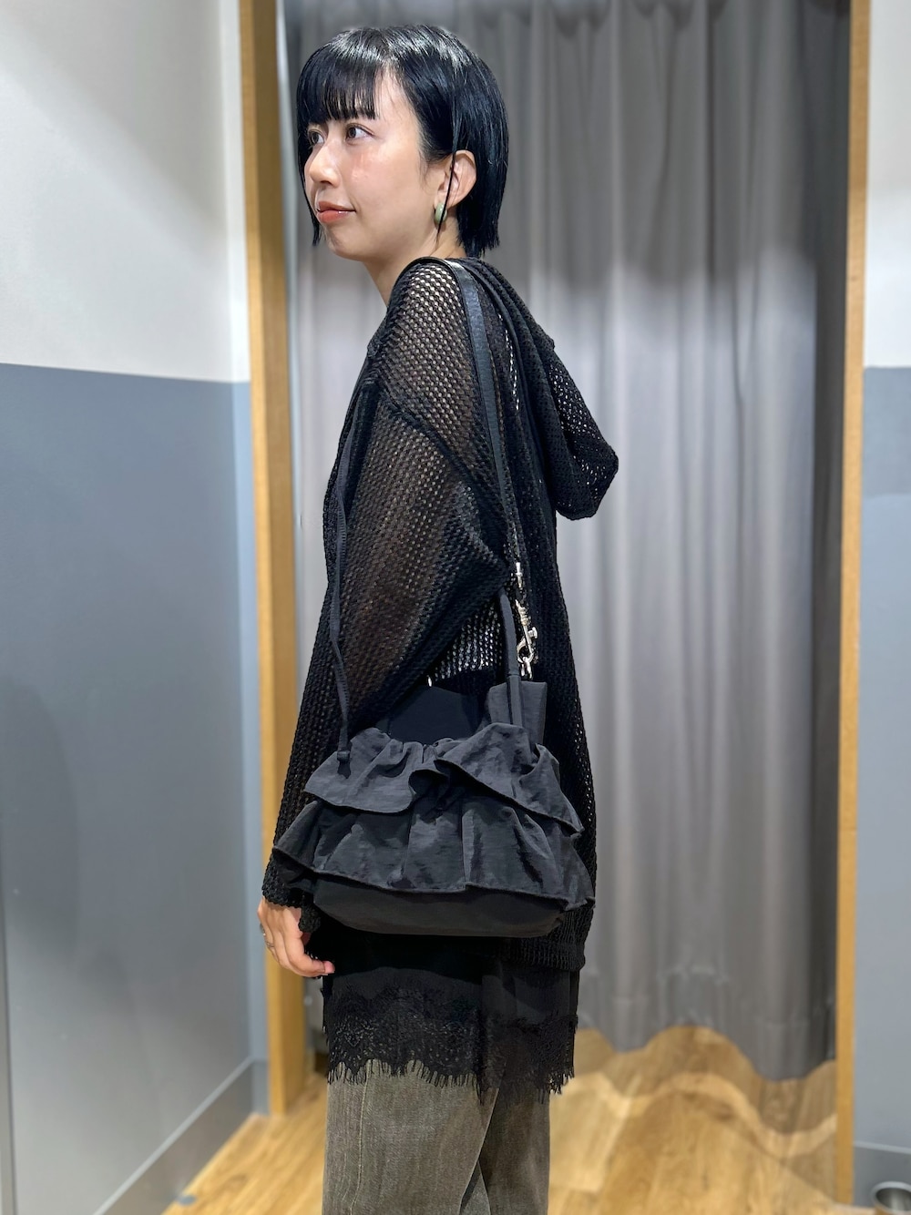 ブラック系のTシャツ/カットソー、ブラウン系のその他パンツ、ブラック系のショルダーバッグを着用したレディースの秋コーディネートの8枚目の写真