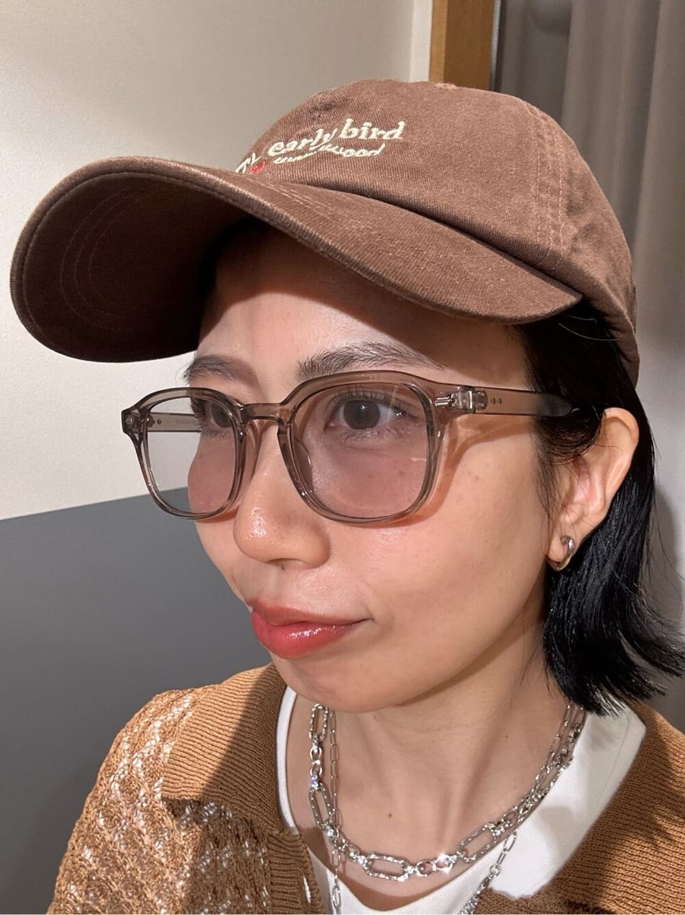 イエロー系のカーディガン/ボレロ、ブラウン系のキャップ、グレー系のその他を着用したレディースの春コーディネートの10枚目の写真