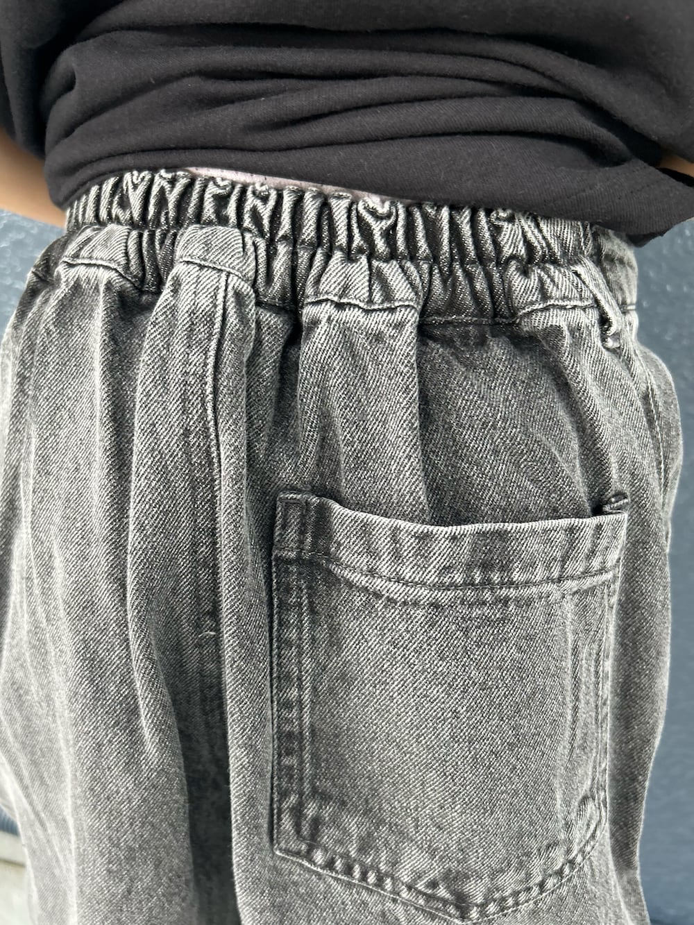 ブラック系のTシャツ/カットソー、ブラック系のその他パンツを着用したキッズの秋コーディネートの9枚目の写真