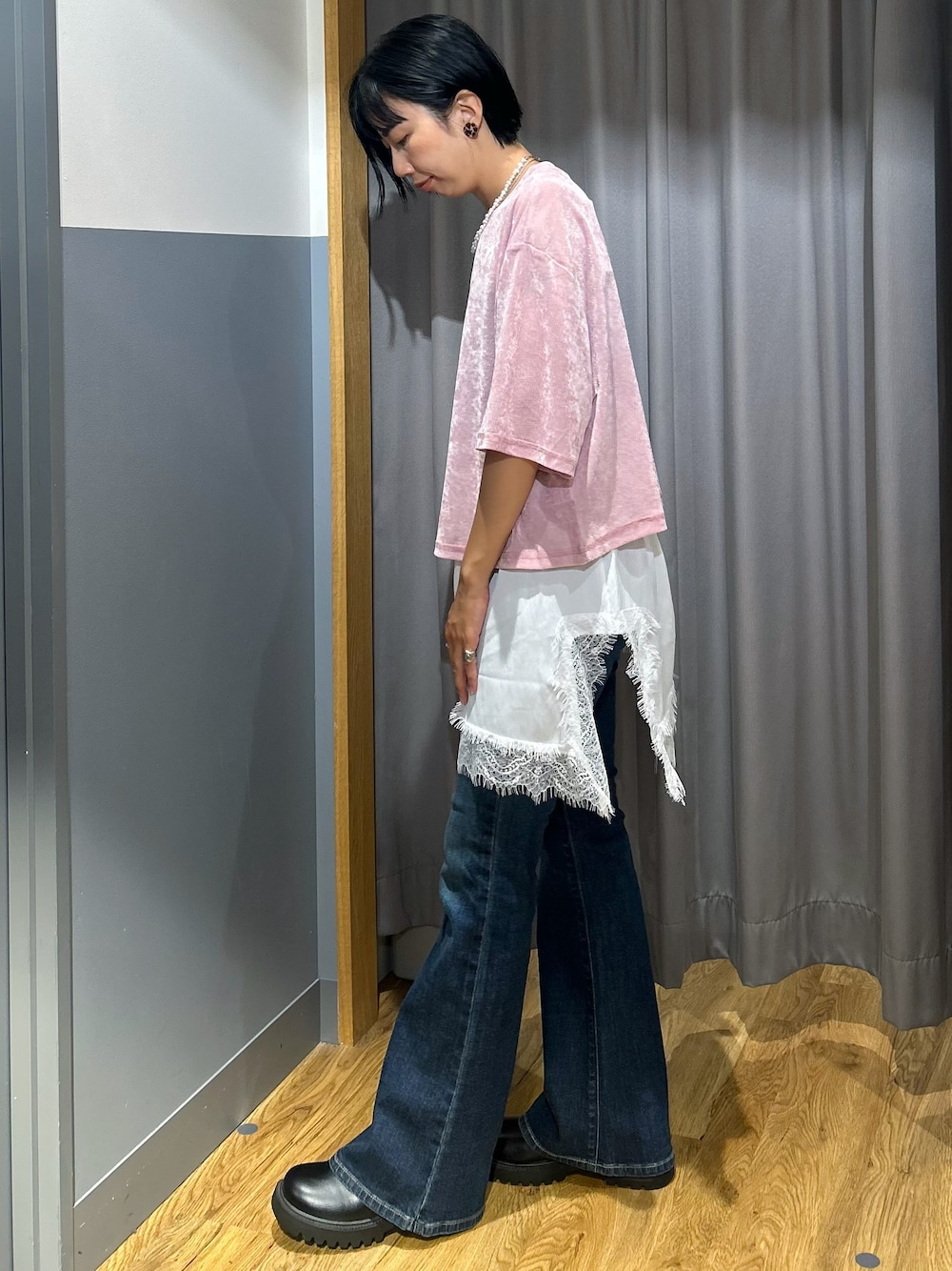 ブルー系のその他パンツ、ピンク系のTシャツ/カットソー、ブラック系のトートバッグを着用したレディースの秋コーディネートの2枚目の写真
