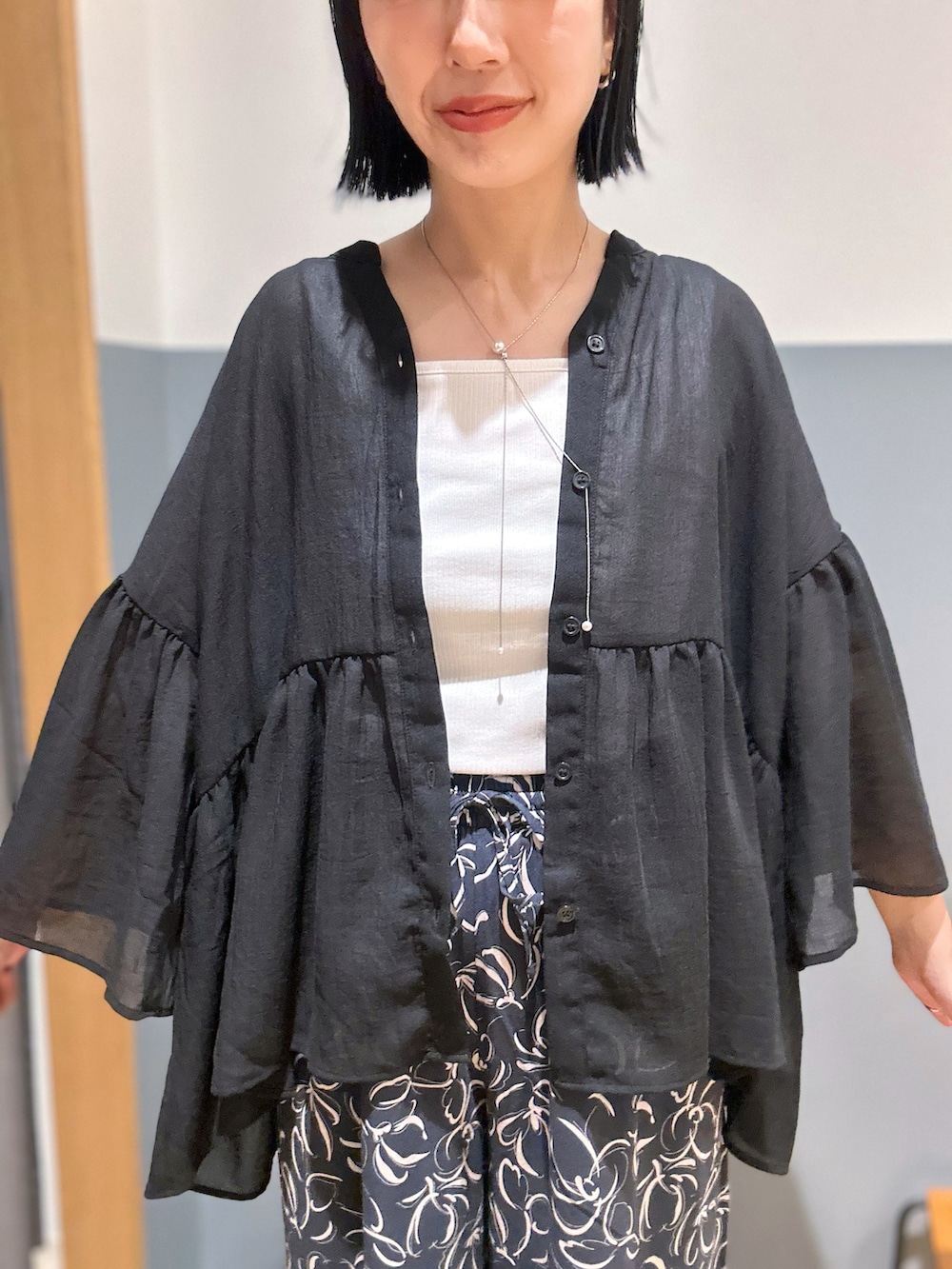 ブラック系のシャツ/ブラウス、その他のその他パンツ、ホワイト系のタンクトップを着用したレディースの夏コーディネートの4枚目の写真