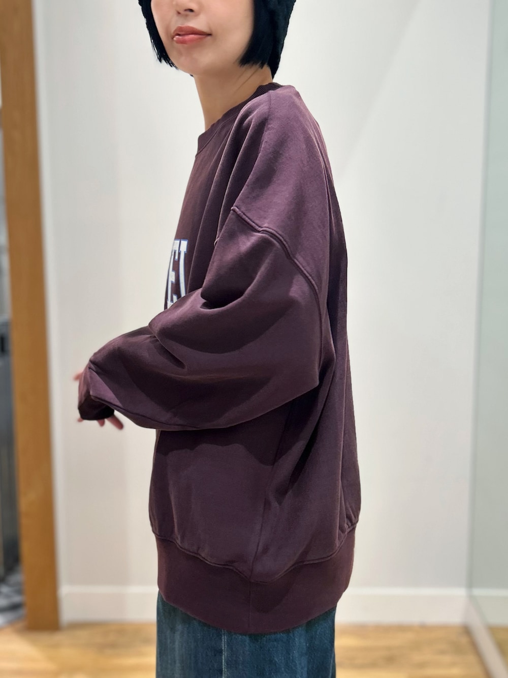 レッド系のスウェット、グリーン系のその他パンツ、ブラック系のトートバッグを着用したレディースの秋コーディネートの5枚目の写真