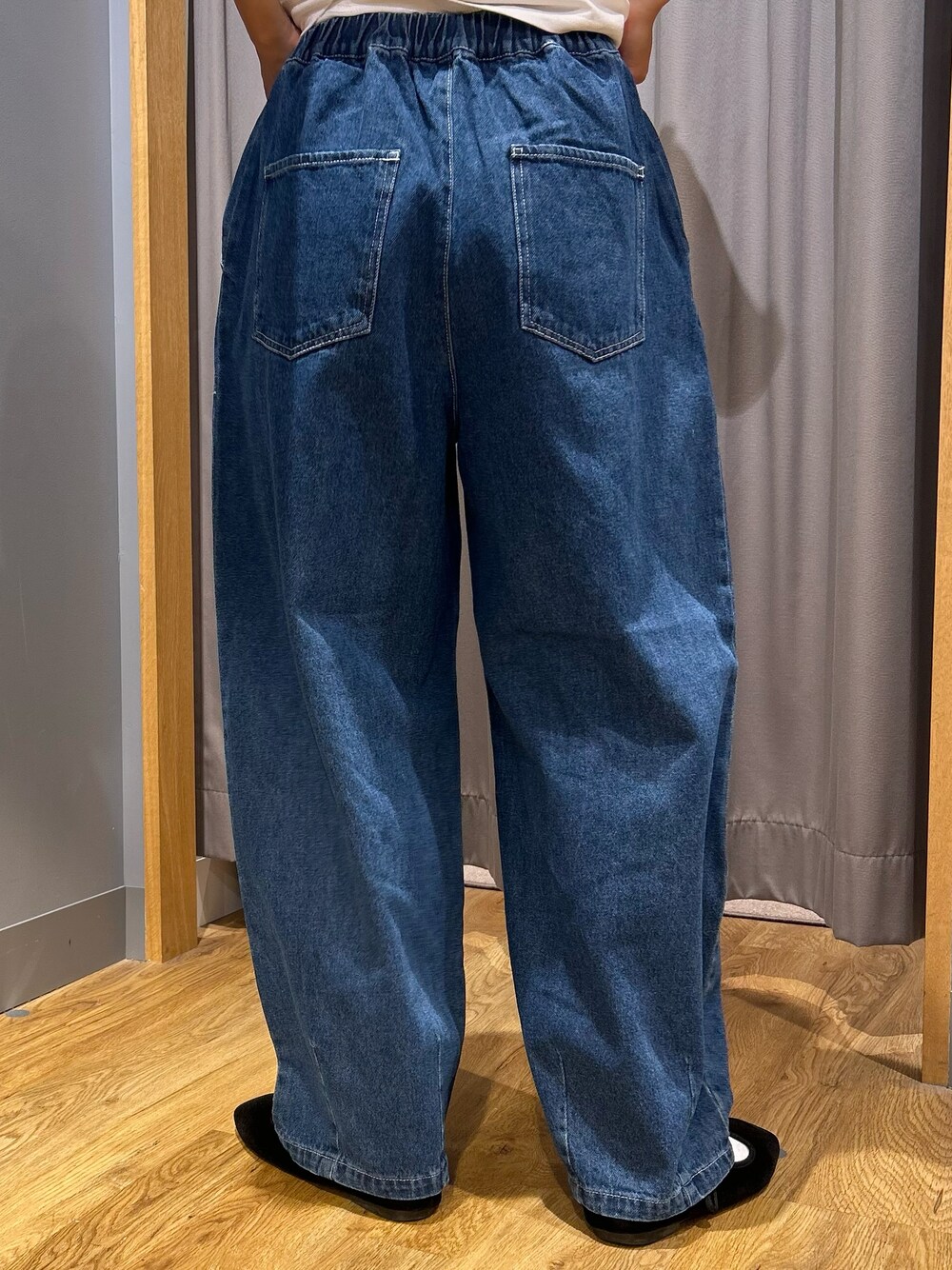 ホワイト系のTシャツ/カットソー、レッド系のベスト、ブルー系のその他パンツを着用したレディースの秋コーディネートの9枚目の写真