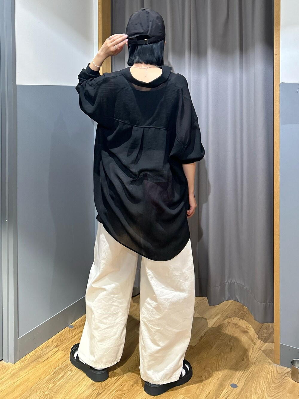 ブラック系のシャツ/ブラウス、ブラック系のタンクトップ、ホワイト系のその他パンツを着用したレディースの夏コーディネートの3枚目の写真