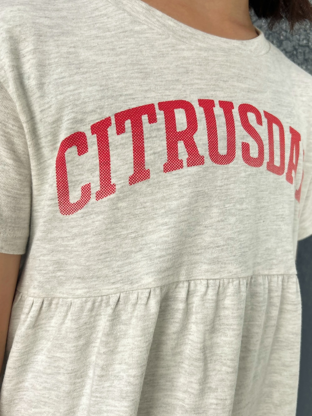 ブルー系のその他パンツ、ホワイト系のルームワンピースを着用したキッズの秋コーディネートの7枚目の写真