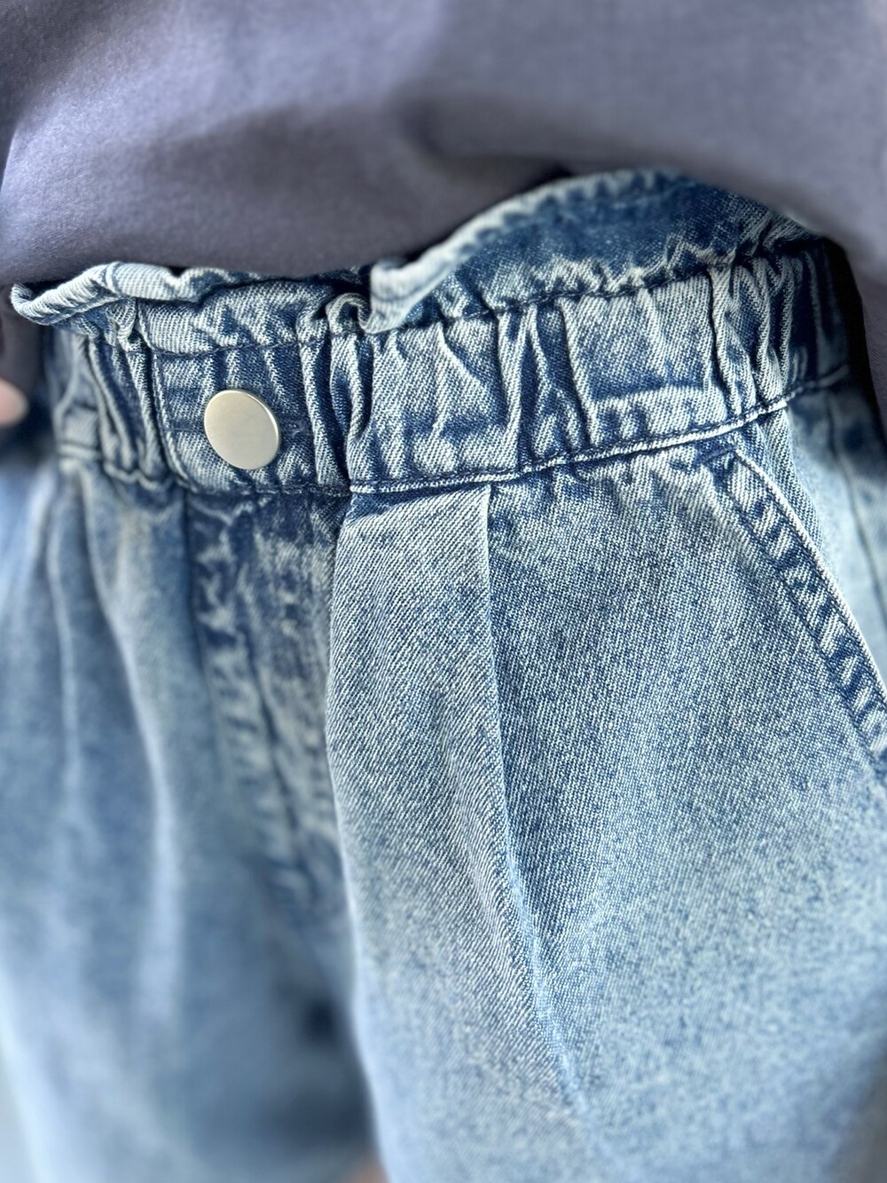 グレー系のTシャツ/カットソー、ブルー系のその他パンツ、ブラック系のショルダーバッグを着用したレディースの春コーディネートの9枚目の写真