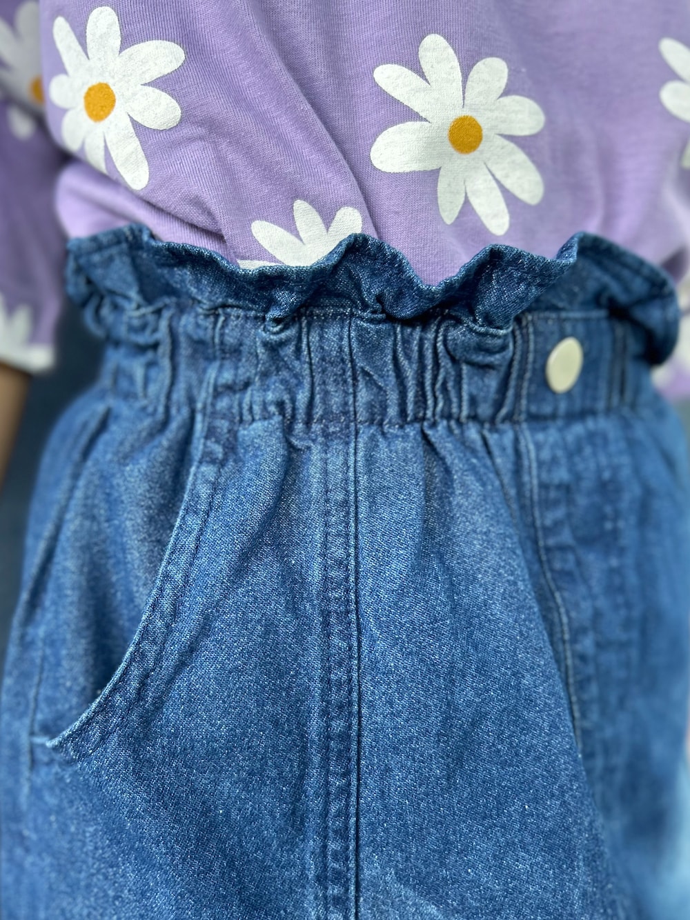 パープル系のTシャツ/カットソー、ブルー系のデニムスカートを着用したキッズの夏コーディネートの7枚目の写真
