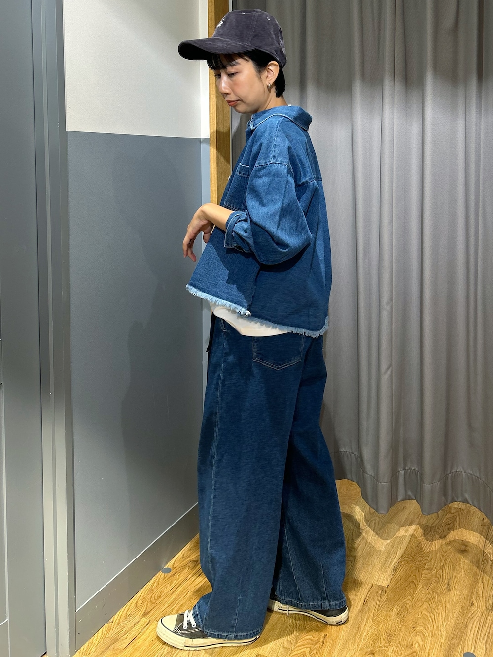 ホワイト系のTシャツ/カットソー、ブルー系のシャツ/ブラウス、ブルー系のその他パンツを着用したレディースの秋コーディネートの2枚目の写真