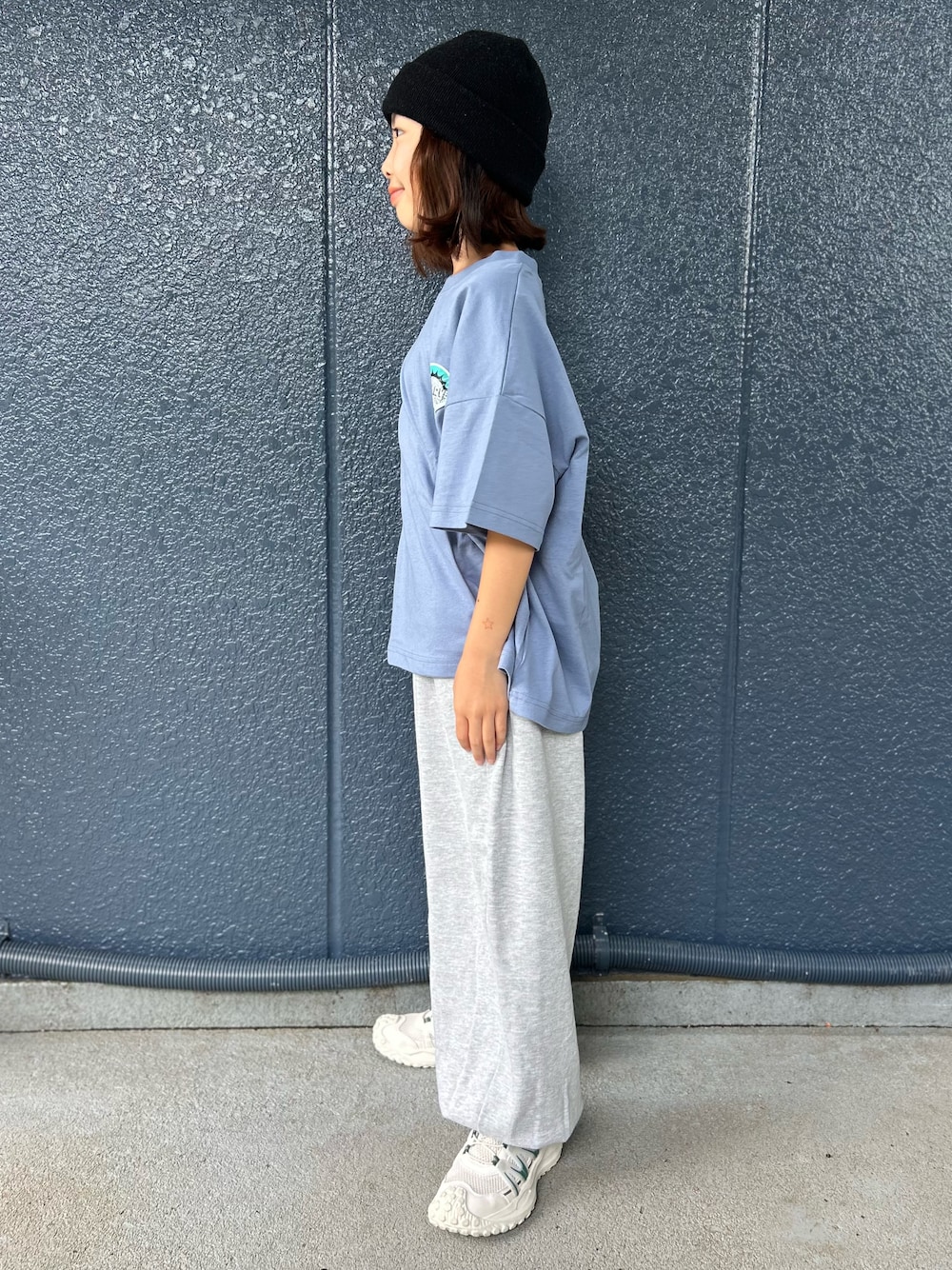 ブルー系のTシャツ/カットソー、グレー系のその他パンツを着用したキッズの夏コーディネートの3枚目の写真