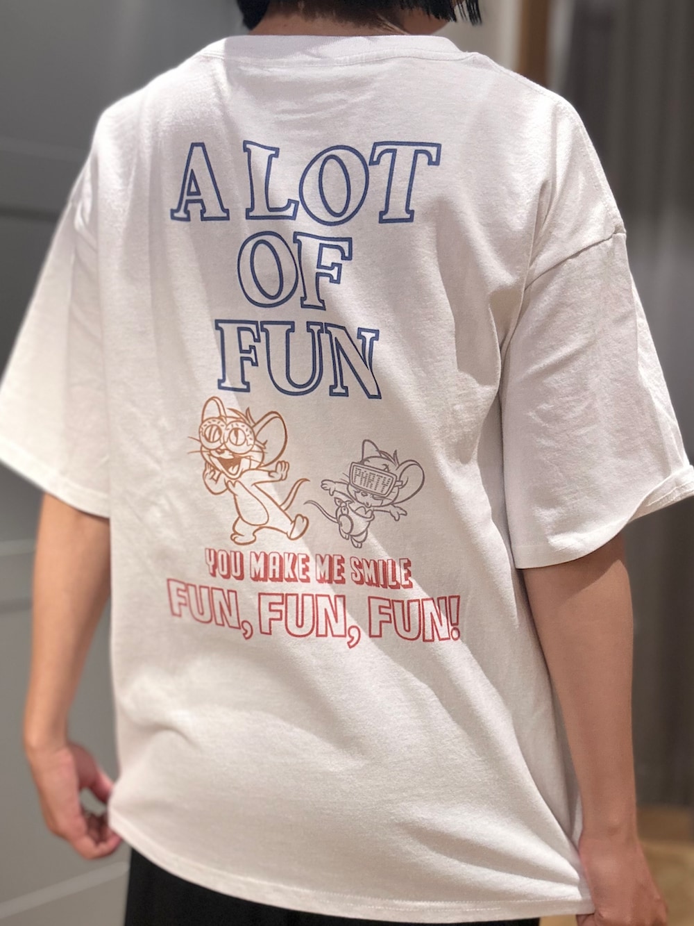 ホワイト系のTシャツ/カットソー、ブラック系のスカート、ホワイト系のショルダーバッグを着用したレディースの夏コーディネートの5枚目の写真
