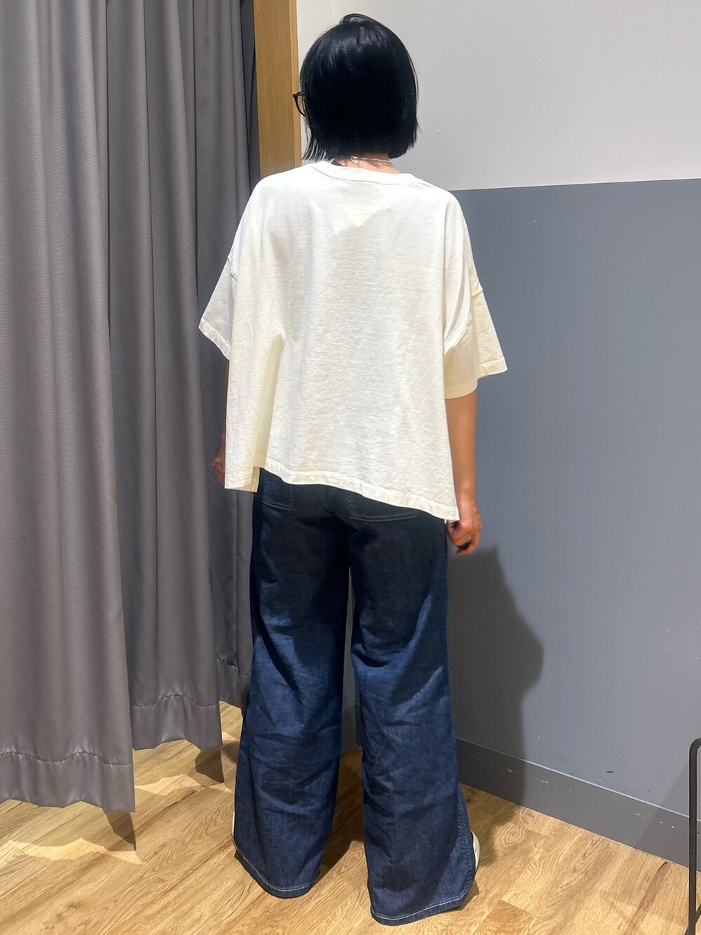 ホワイト系のTシャツ/カットソー、ブルー系のデニムパンツ、グリーン系のショルダーバッグを着用したレディースの夏コーディネートの3枚目の写真