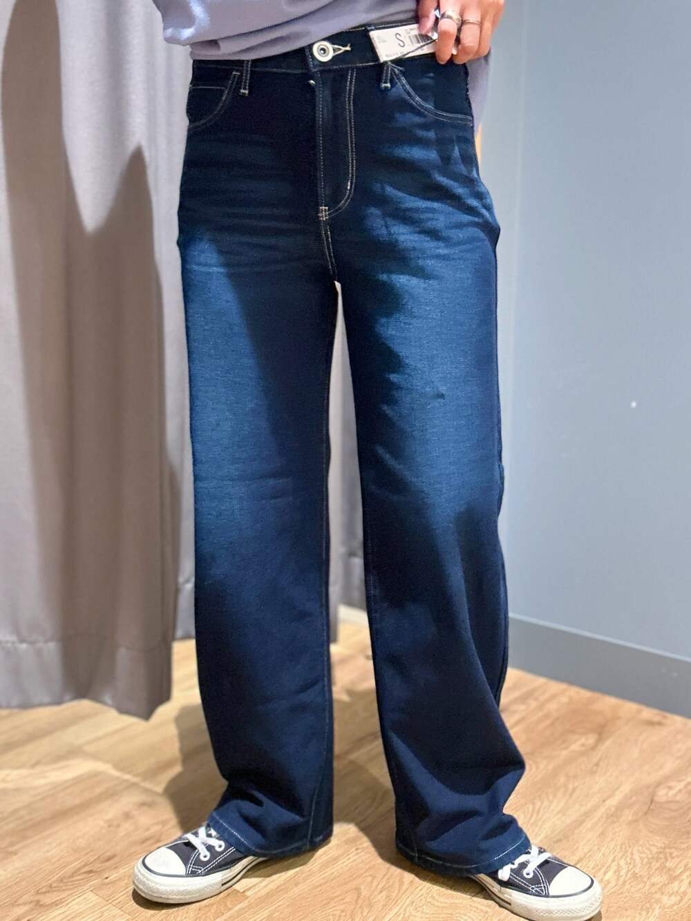 ブルー系のTシャツ/カットソー、ブルー系のデニムパンツ、ホワイト系のキャップを着用したレディースの夏コーディネートの8枚目の写真