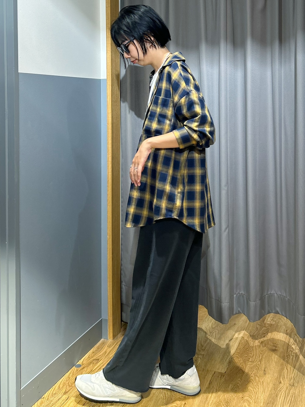ホワイト系のTシャツ/カットソー、ブラック系のその他パンツ、ブラック系のボディバッグ/ウエストポーチを着用したレディースの秋コーディネートの2枚目の写真