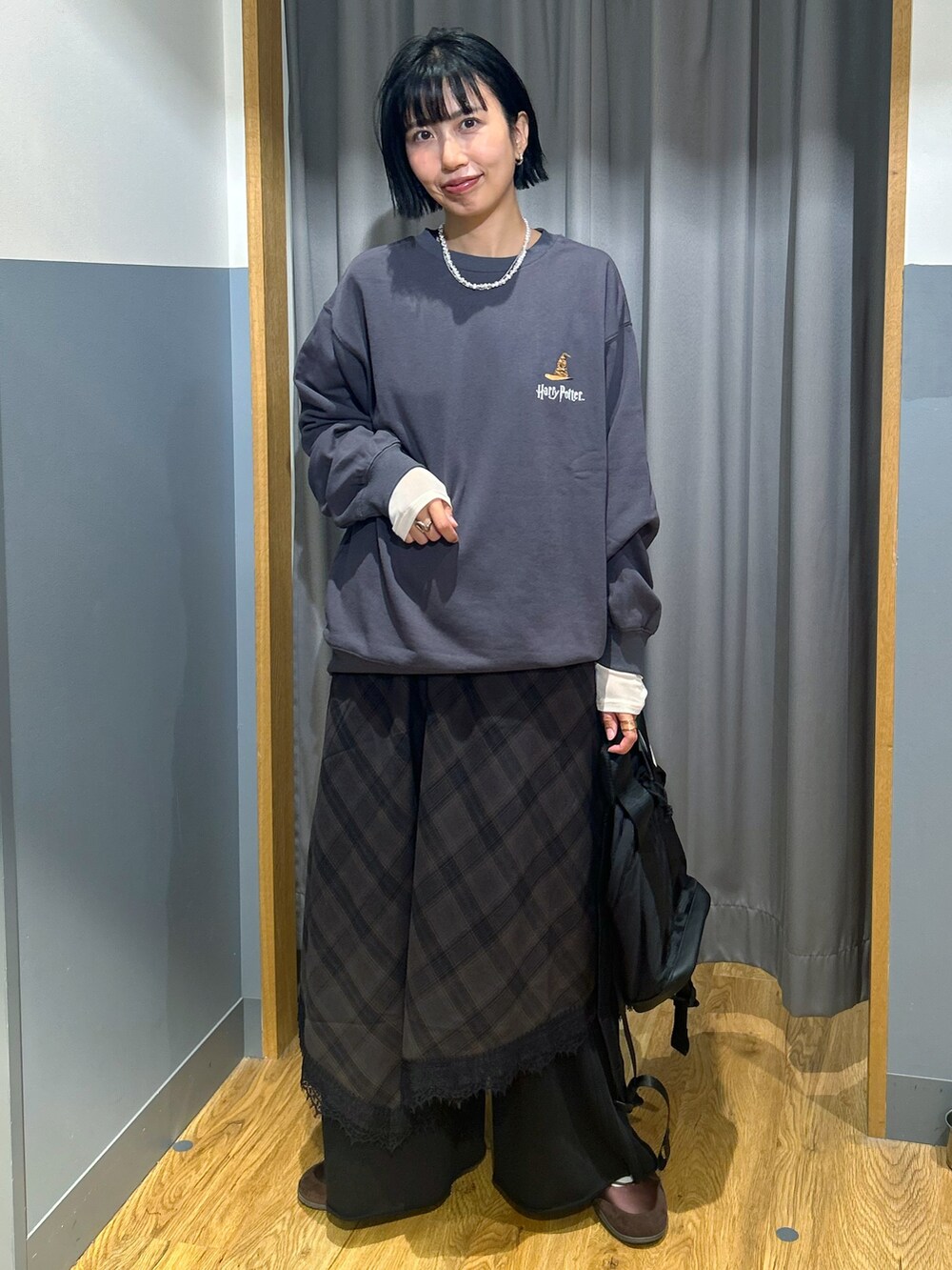 ブラック系のニット/セーター、ブラック系のTシャツ/カットソー、ブラック系のその他パンツを着用したレディースの秋コーディネートの2枚目の写真