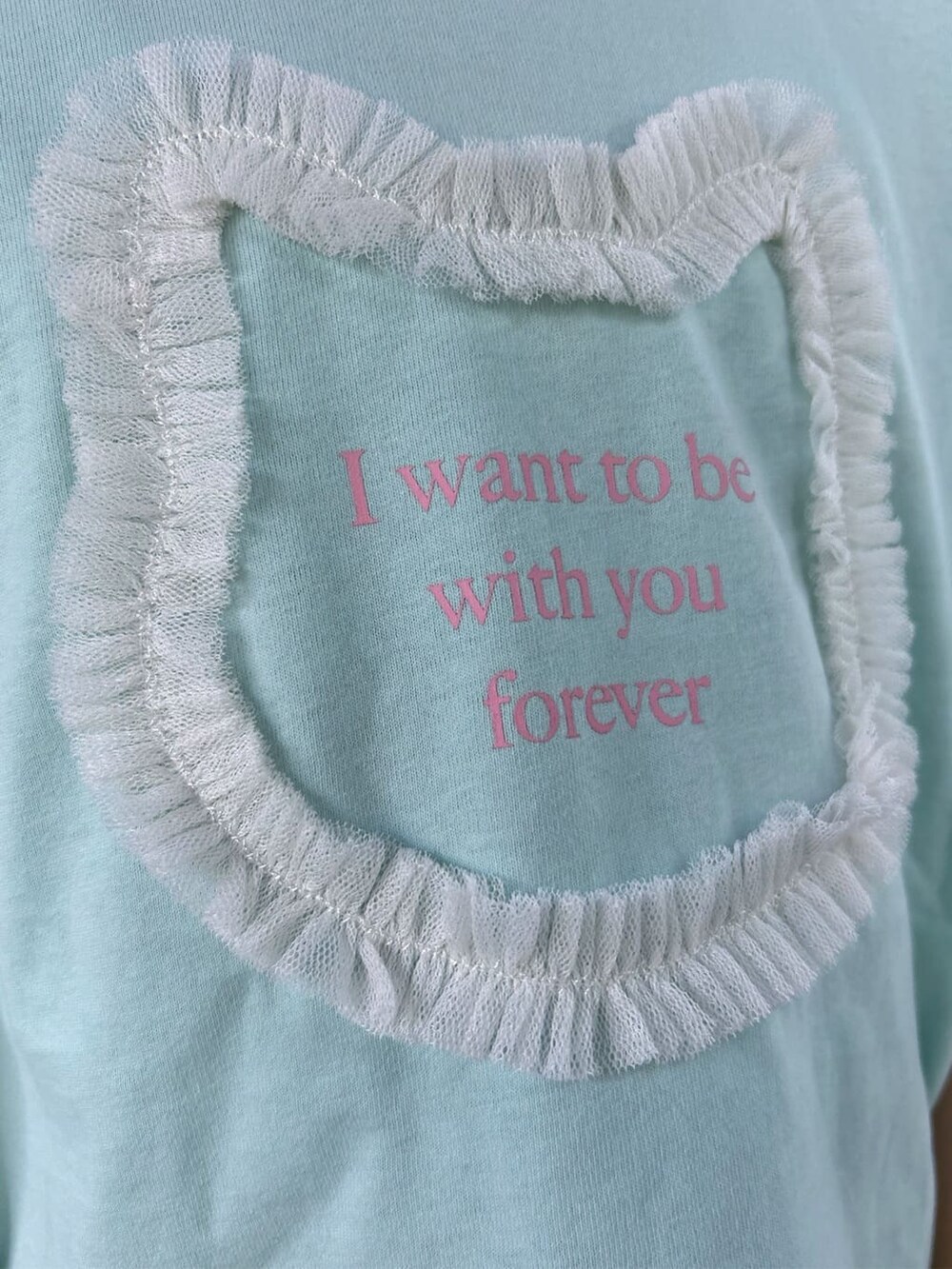 グリーン系のTシャツ/カットソー、パープル系のパーカー、ブルー系のデニムパンツを着用したキッズの春コーディネートの4枚目の写真