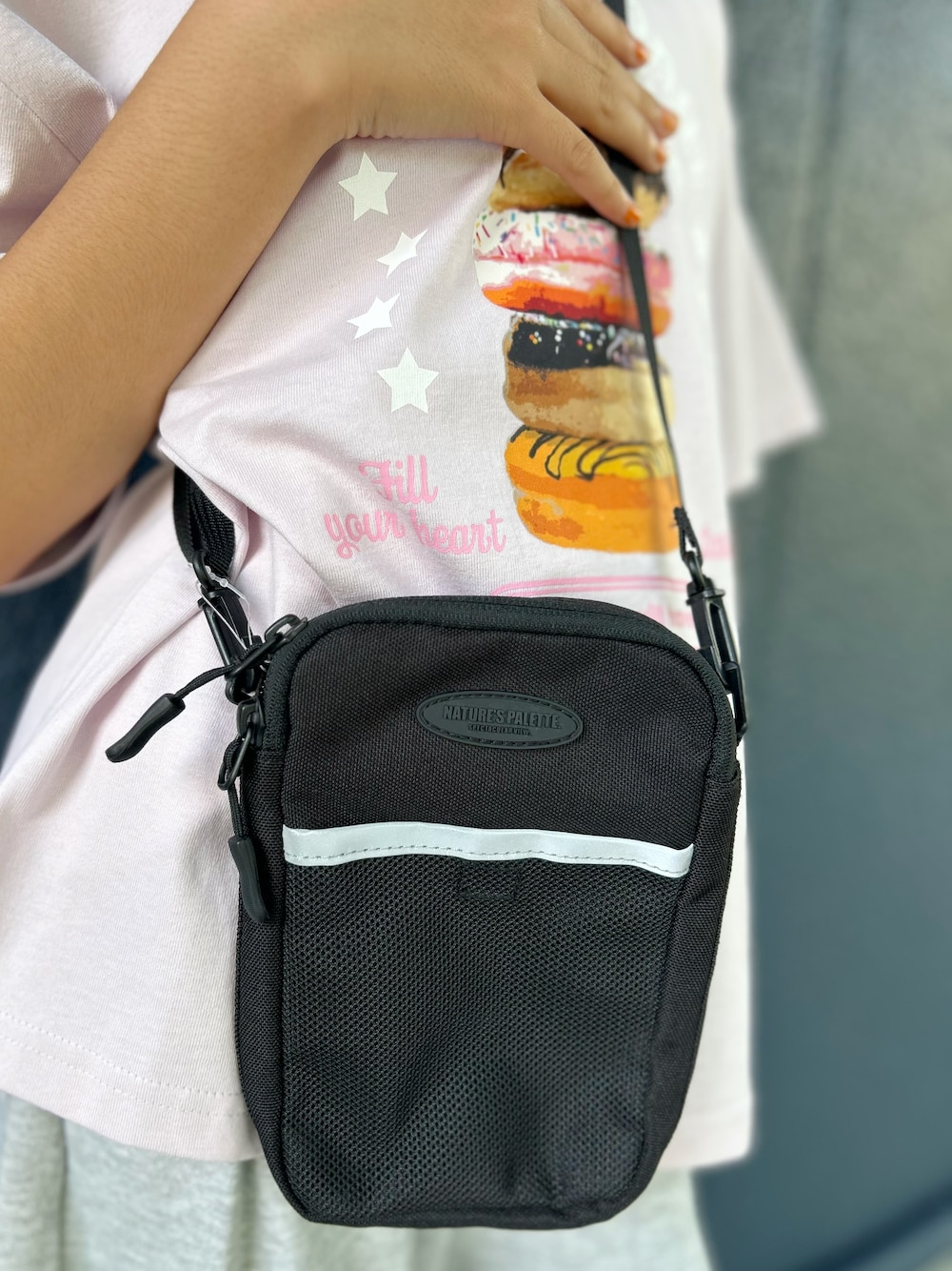 ピンク系のTシャツ/カットソー、グレー系のその他パンツ、ブラック系のショルダーバッグを着用したキッズの夏コーディネートの9枚目の写真