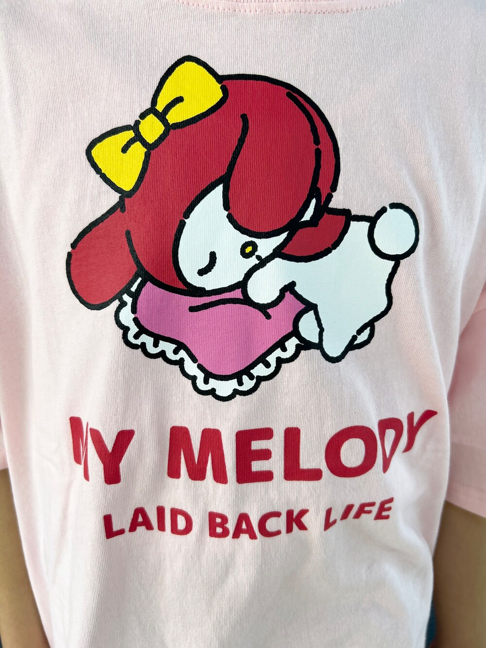 ピンク系のTシャツ/カットソー、ブルー系のその他パンツを着用したキッズの夏コーディネートの7枚目の写真