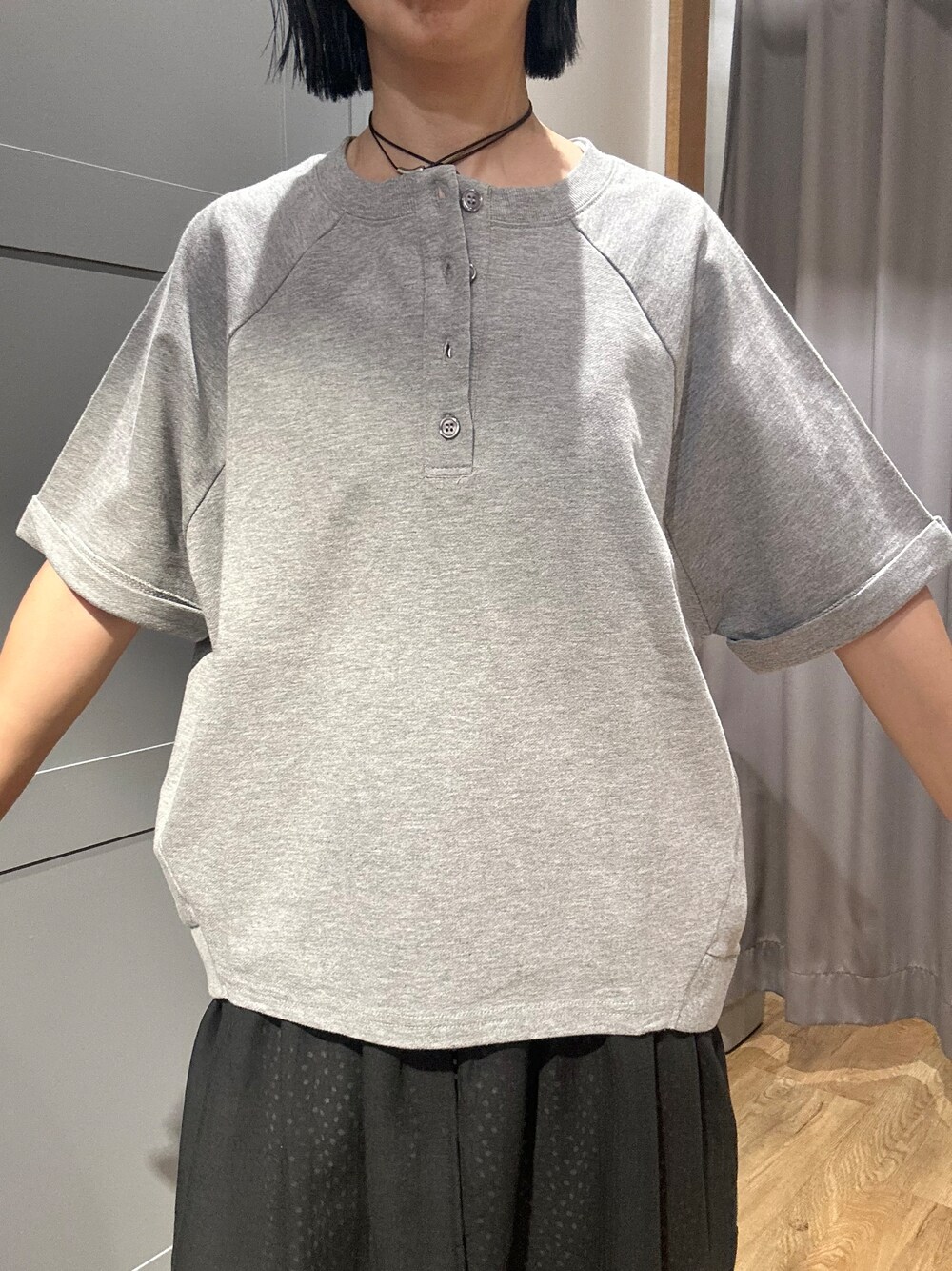 グレー系のその他トップス、ブラック系のベスト、ホワイト系のその他パンツを着用したレディースの夏コーディネートの5枚目の写真