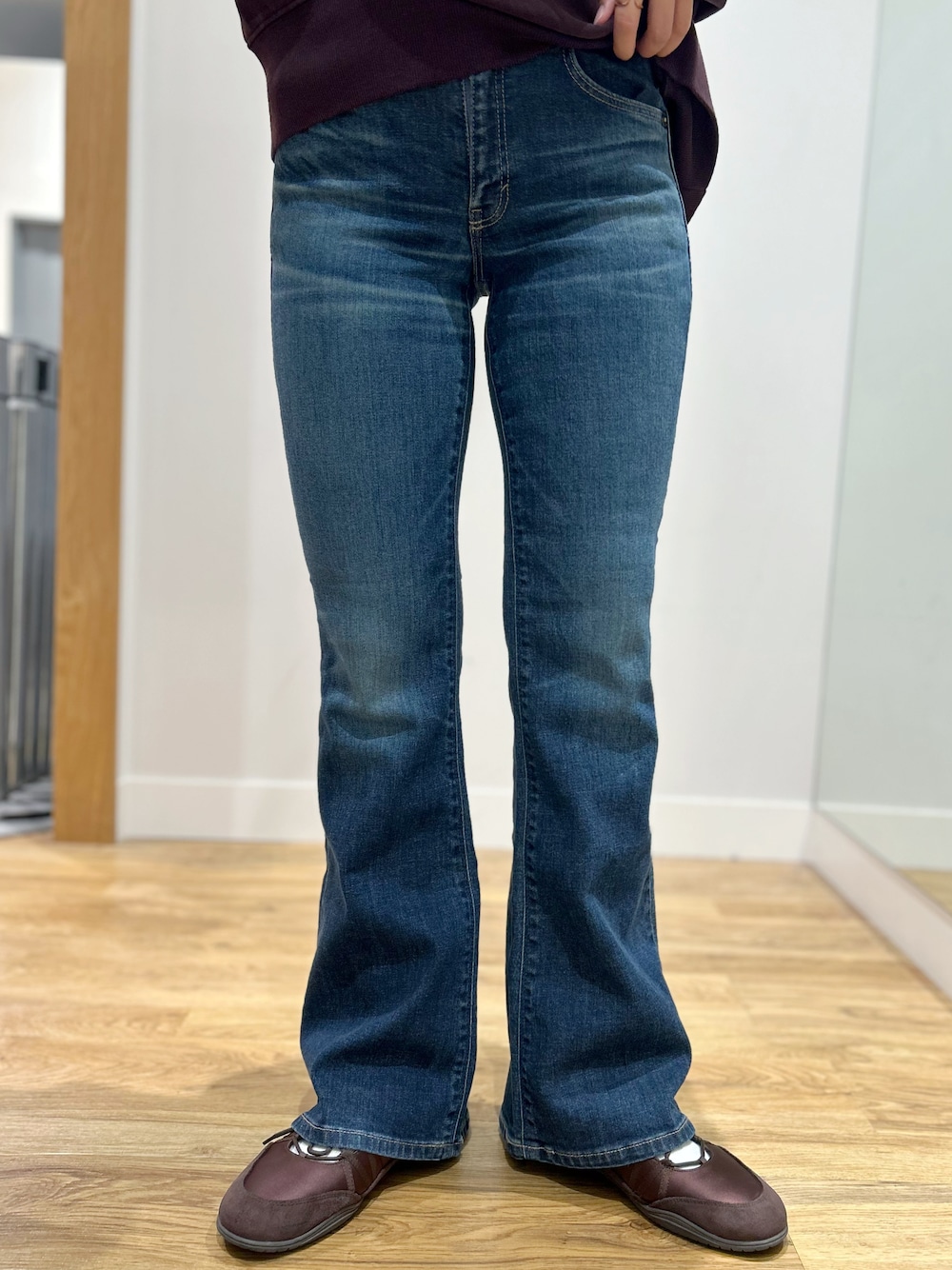 レッド系のスウェット、ブルー系のその他パンツ、ブラック系のショルダーバッグを着用したレディースの秋コーディネートの7枚目の写真