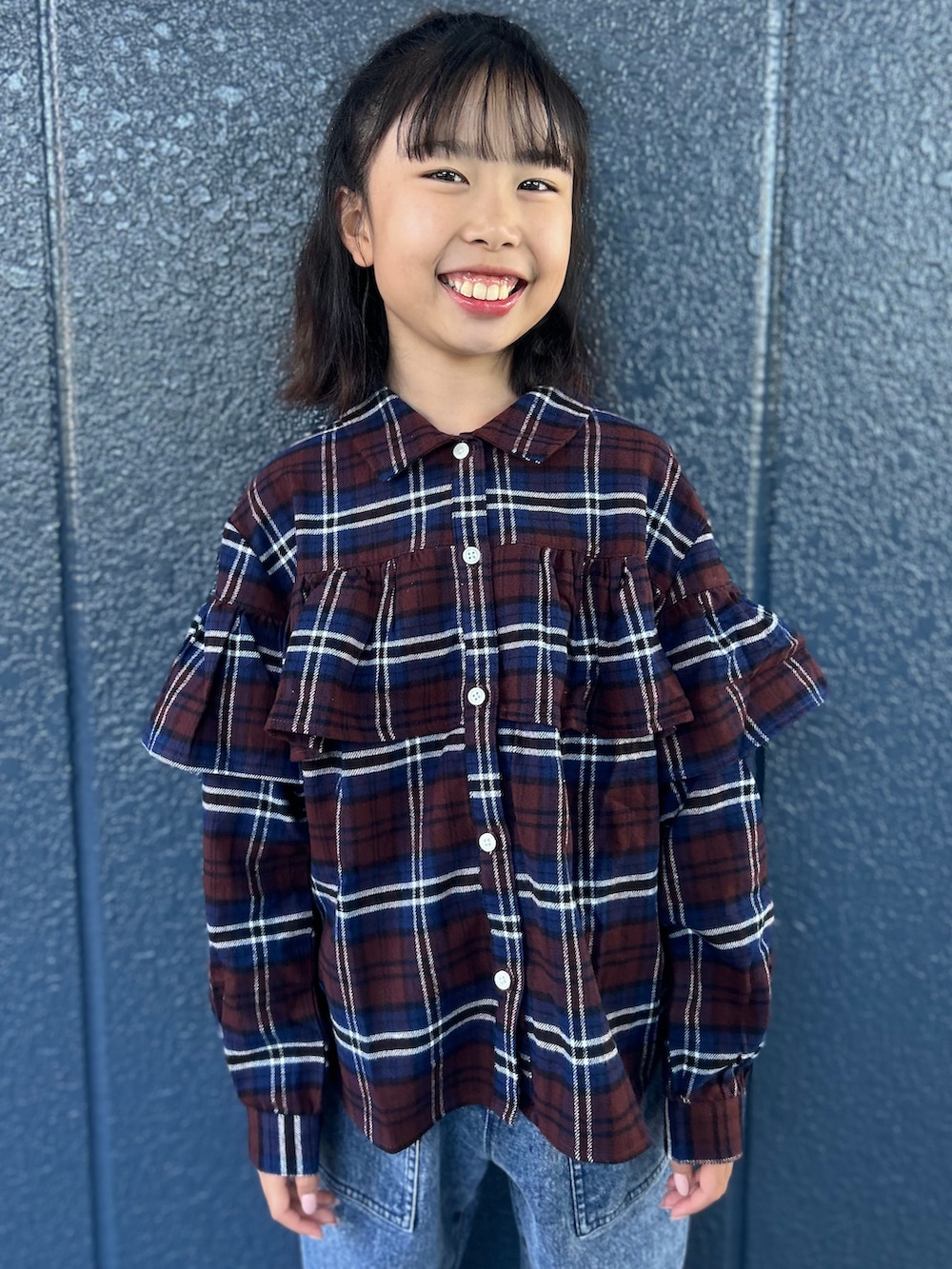 ブラウン系のシャツ/ブラウス、ブルー系のその他パンツ、ホワイト系のTシャツ/カットソーを着用したキッズの秋コーディネートの5枚目の写真