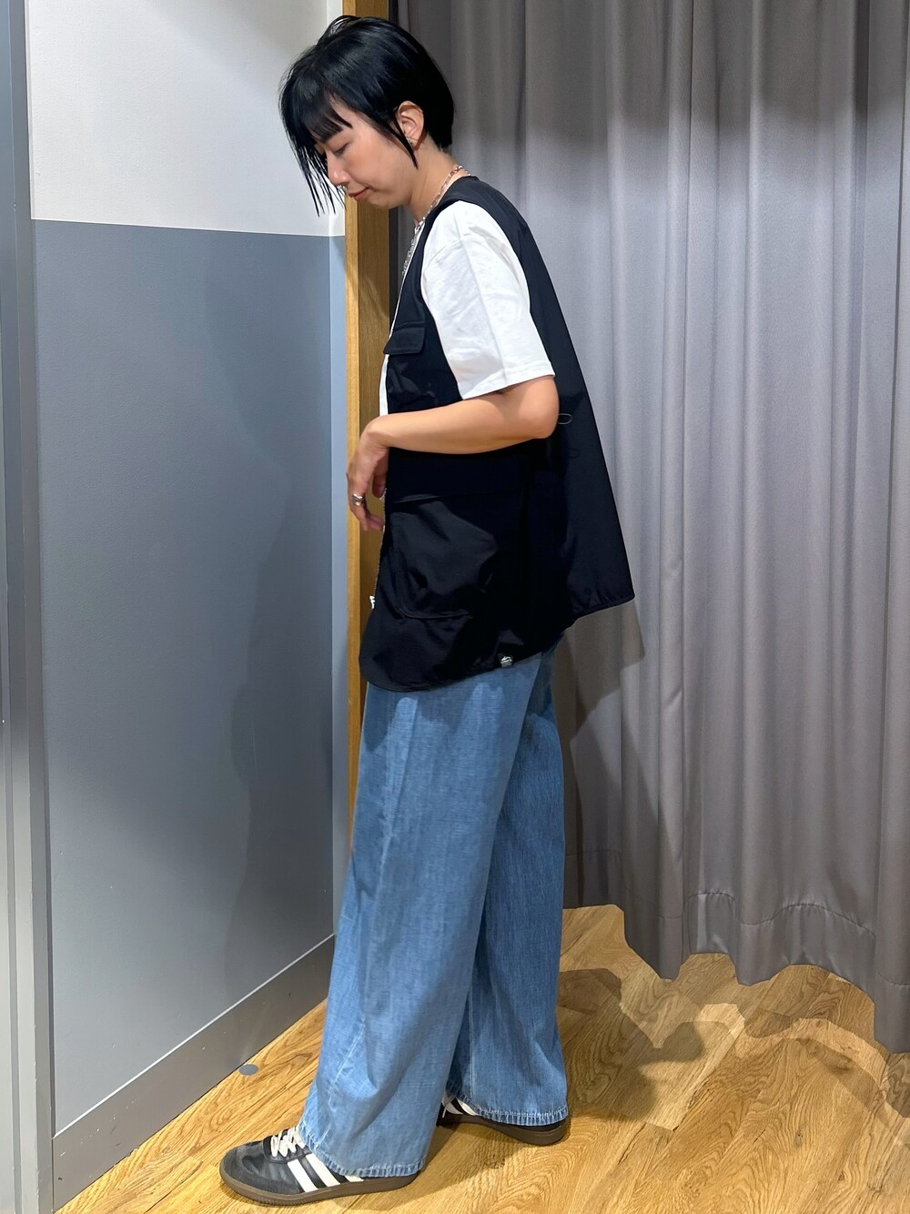 ホワイト系のTシャツ/カットソー、ブルー系のデニムパンツ、ブラック系のシャツ/ブラウスを着用したレディースの夏コーディネートの2枚目の写真