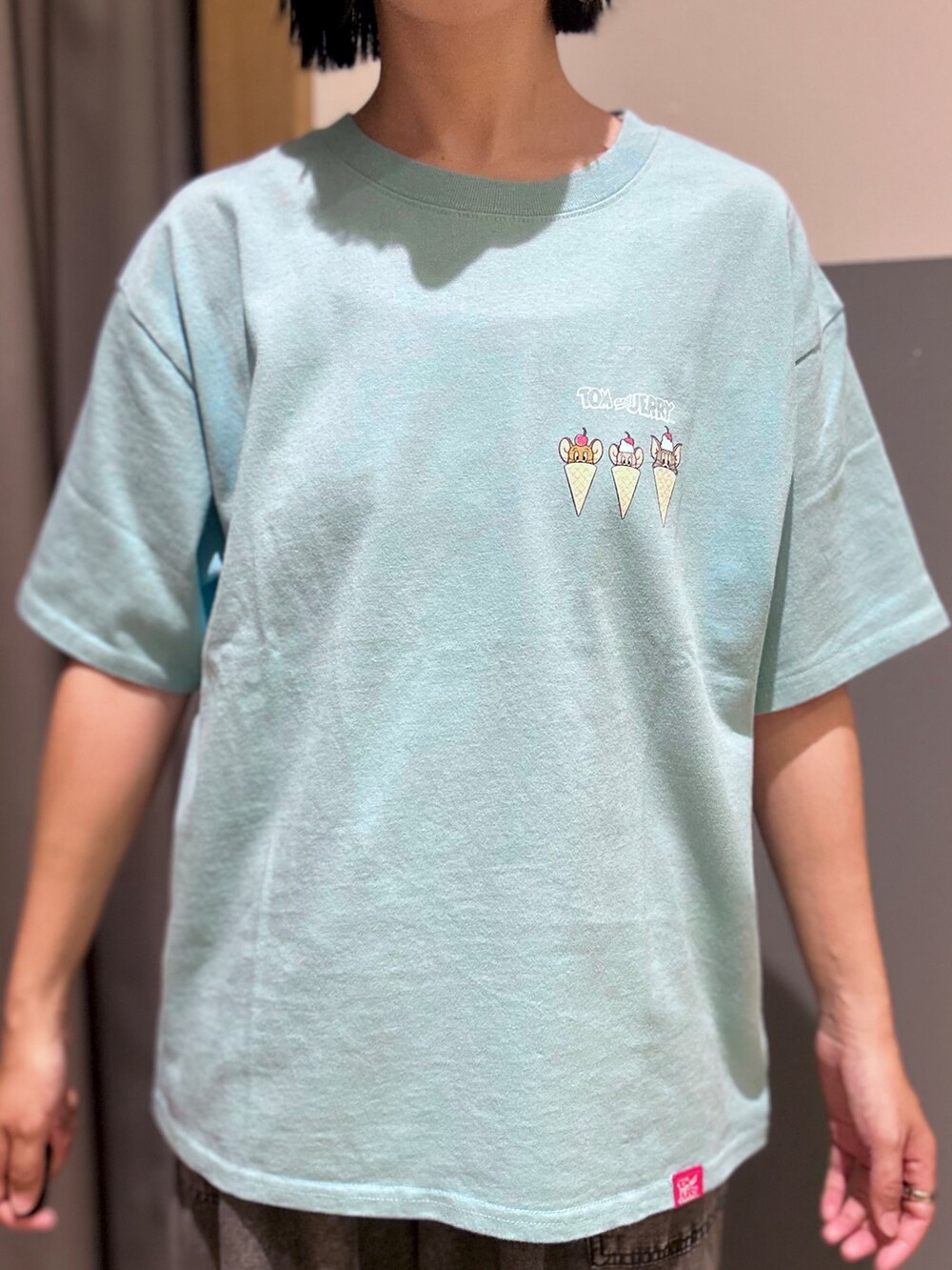 ブルー系のTシャツ/カットソー、ブラック系のデニムパンツ、ブラック系のショルダーバッグを着用したレディースの夏コーディネートの4枚目の写真