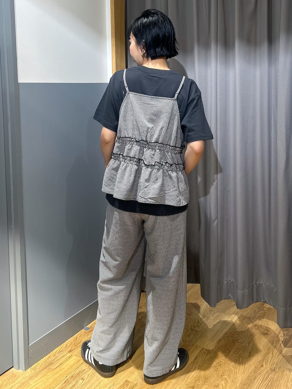 グレー系のTシャツ/カットソー、ホワイト系のセットアップ、イエロー系のショルダーバッグを着用したレディースの夏コーディネートの4枚目の写真